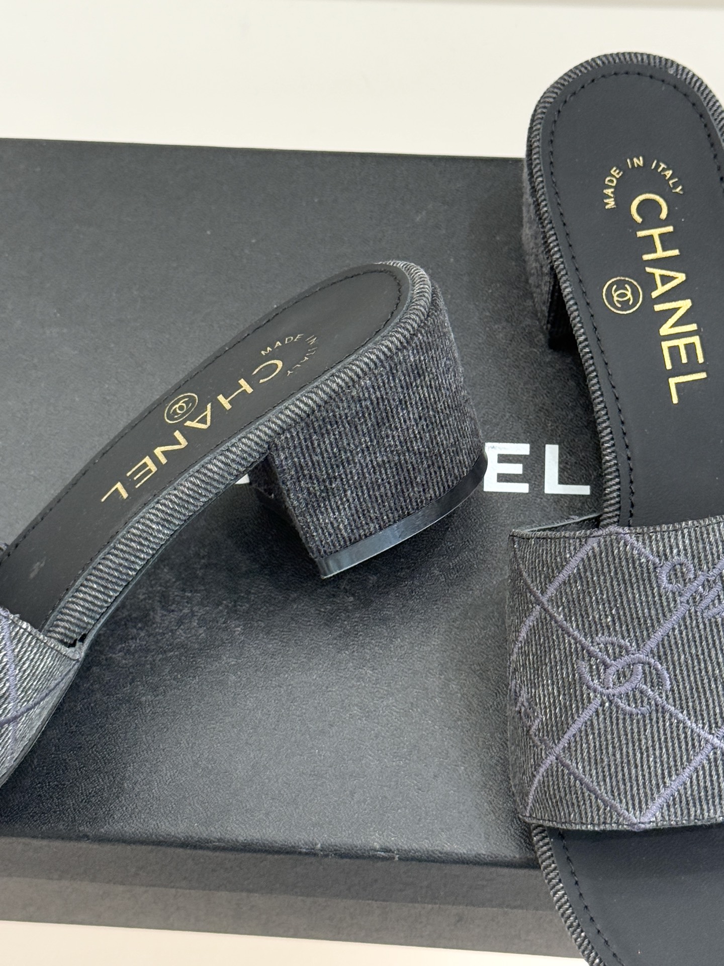 CHANE*｜小香经典链条双C菱格牛仔拖鞋将丹宁随性与高定优雅完美融合。水洗牛仔布搭配经典菱格绗缝金属链