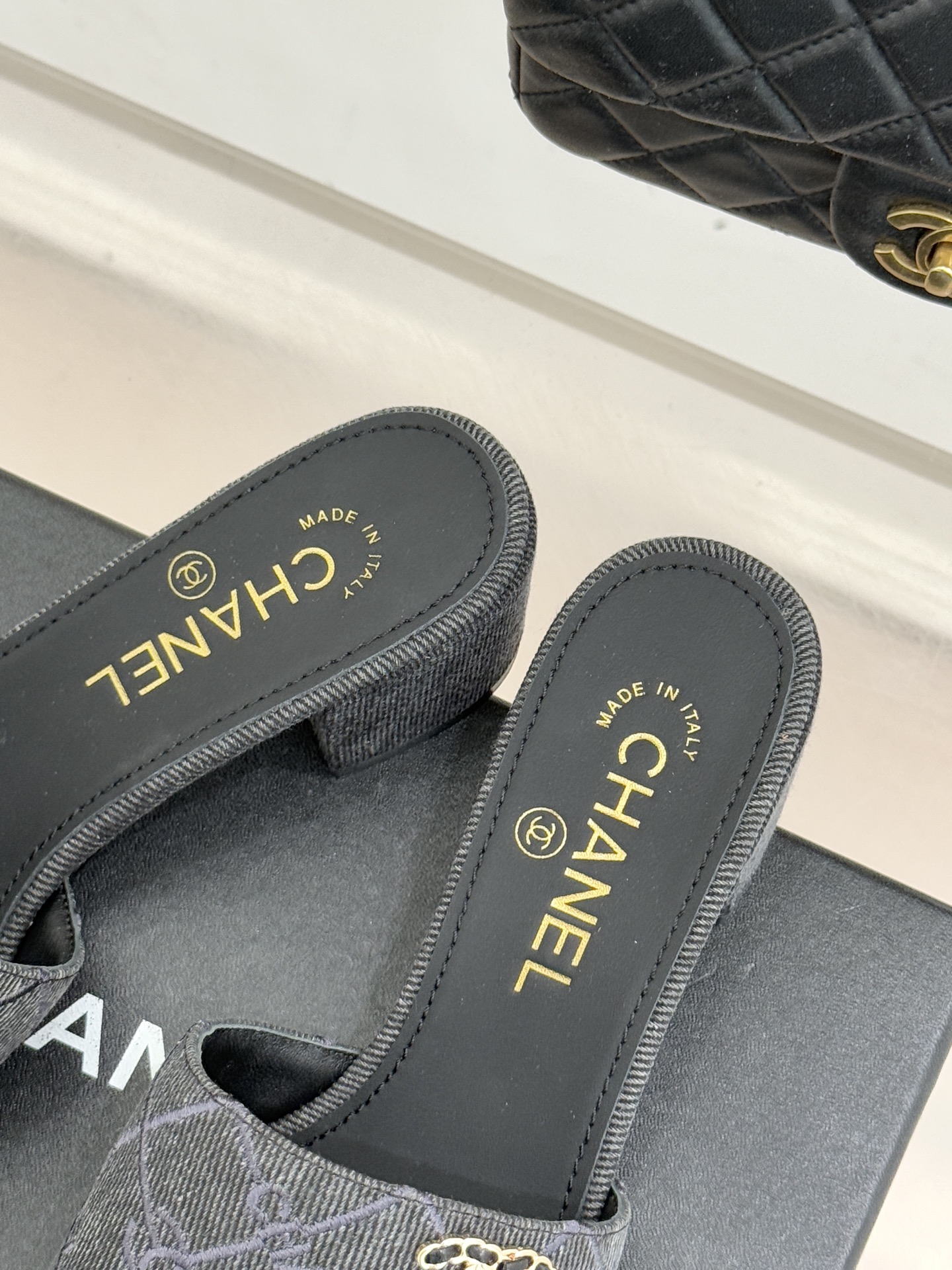 CHANE*｜小香经典链条双C菱格牛仔拖鞋将丹宁随性与高定优雅完美融合。水洗牛仔布搭配经典菱格绗缝金属链