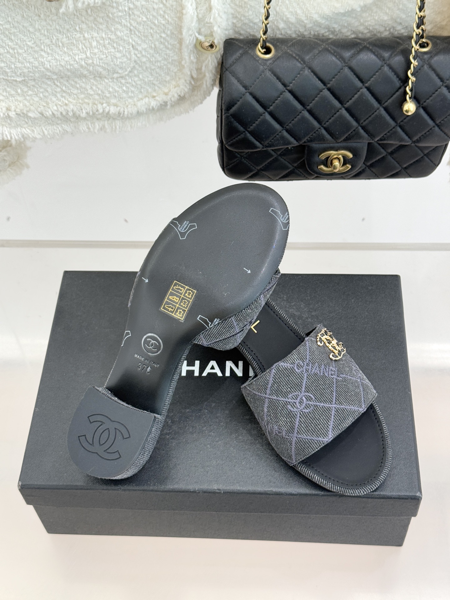 CHANE*｜小香经典链条双C菱格牛仔拖鞋将丹宁随性与高定优雅完美融合。水洗牛仔布搭配经典菱格绗缝金属链