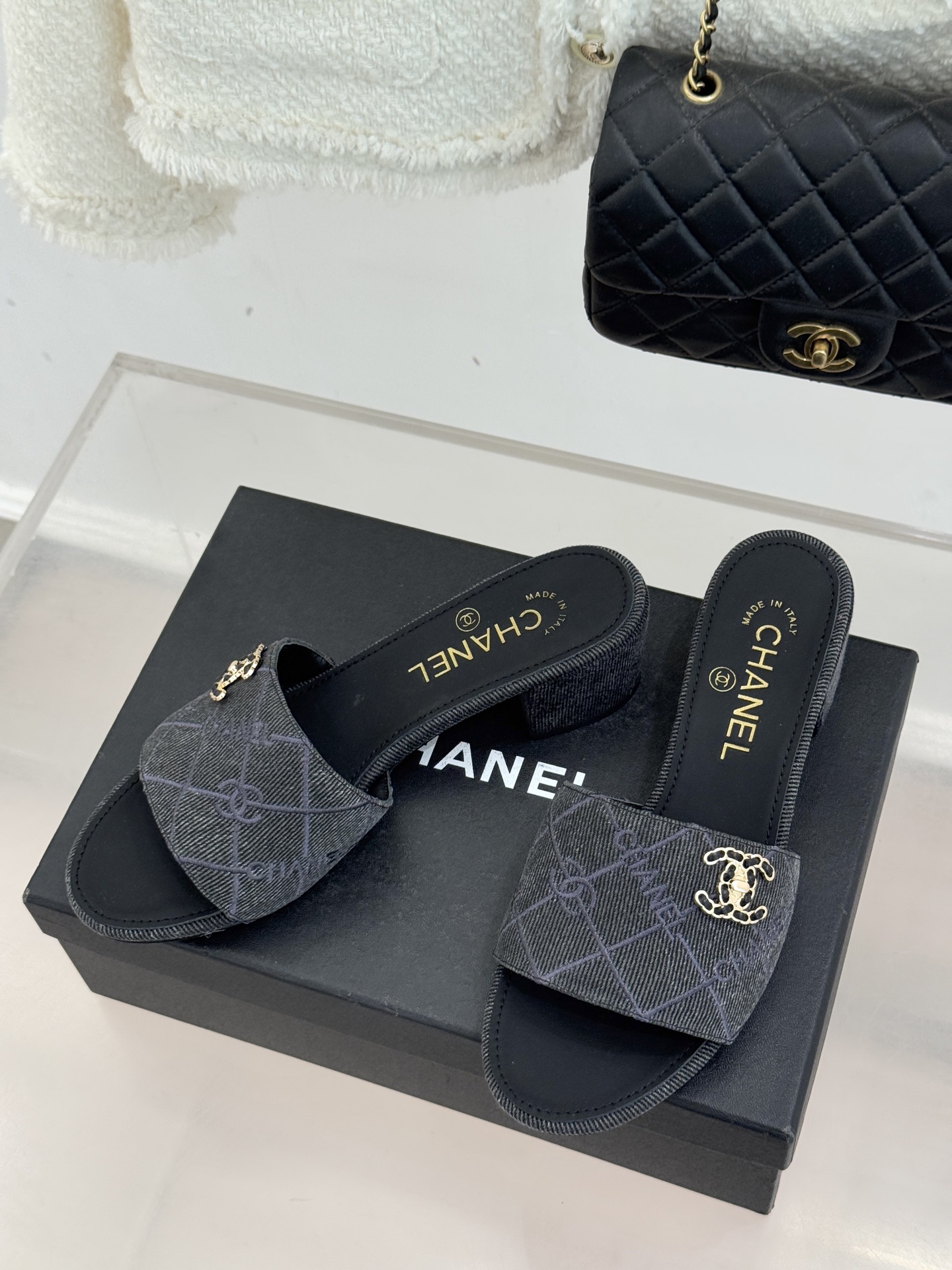 CHANE*｜小香经典链条双C菱格牛仔拖鞋将丹宁随性与高定优雅完美融合。水洗牛仔布搭配经典菱格绗缝金属链