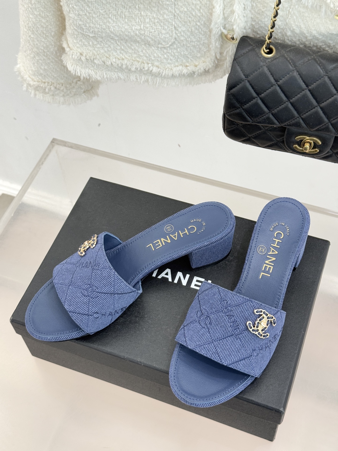 CHANE*｜小香经典链条双C菱格牛仔拖鞋将丹宁随性与高定优雅完美融合。水洗牛仔布搭配经典菱格绗缝金属链