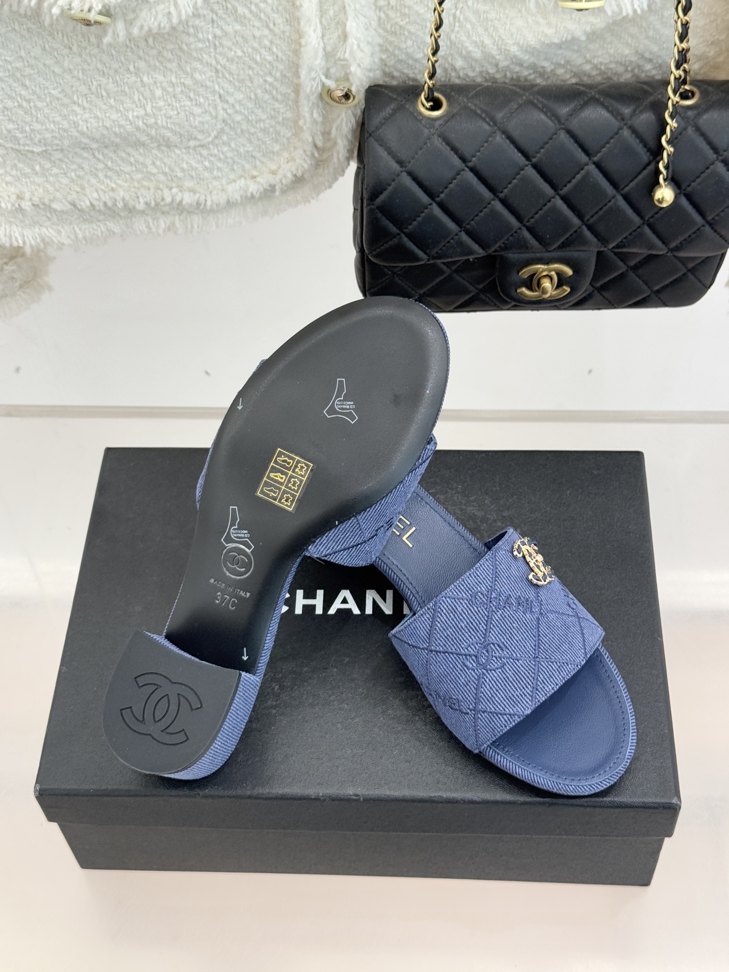 CHANE*｜小香经典链条双C菱格牛仔拖鞋将丹宁随性与高定优雅完美融合。水洗牛仔布搭配经典菱格绗缝金属链