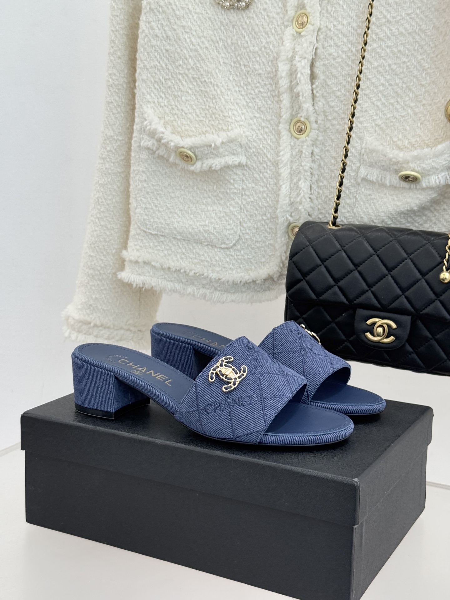 CHANE*｜小香经典链条双C菱格牛仔拖鞋将丹宁随性与高定优雅完美融合。水洗牛仔布搭配经典菱格绗缝金属链