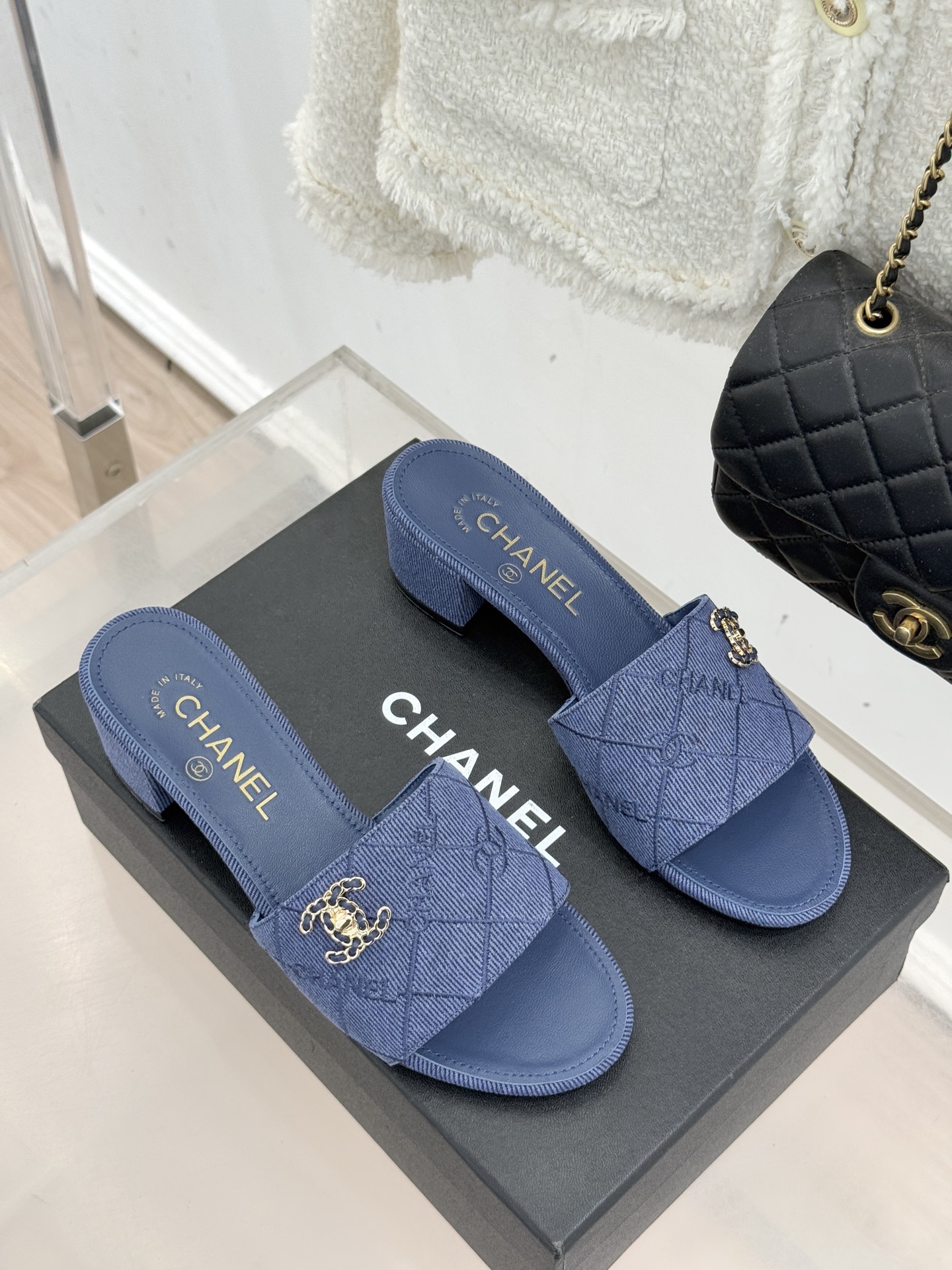 CHANE*｜小香经典链条双C菱格牛仔拖鞋将丹宁随性与高定优雅完美融合。水洗牛仔布搭配经典菱格绗缝金属链