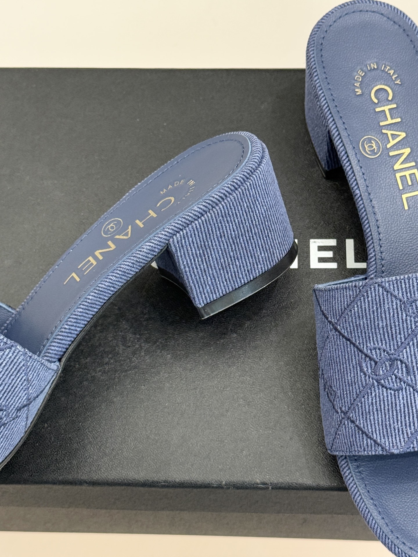 CHANE*｜小香经典链条双C菱格牛仔拖鞋将丹宁随性与高定优雅完美融合。水洗牛仔布搭配经典菱格绗缝金属链