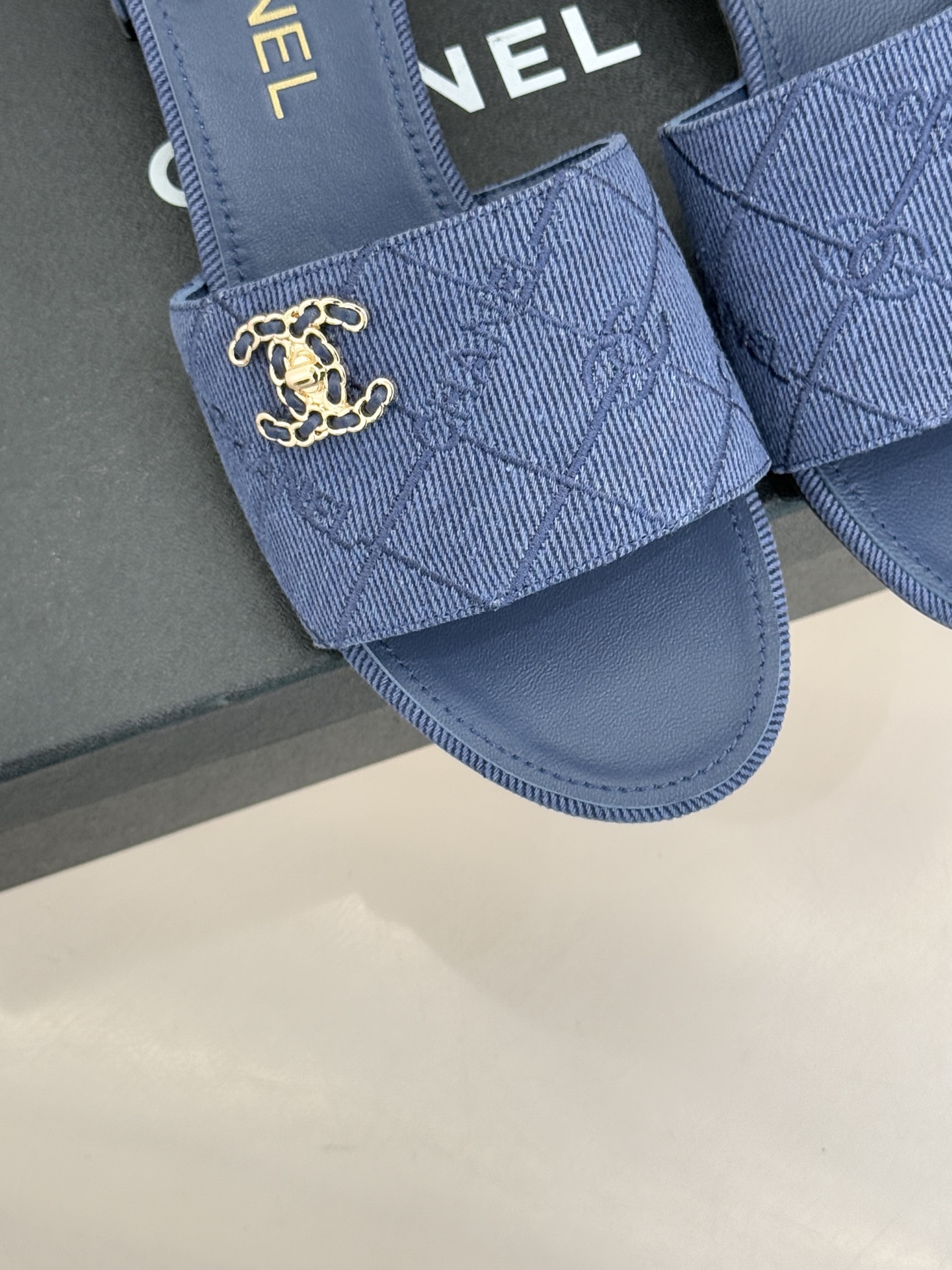 CHANE*｜小香经典链条双C菱格牛仔拖鞋将丹宁随性与高定优雅完美融合。水洗牛仔布搭配经典菱格绗缝金属链