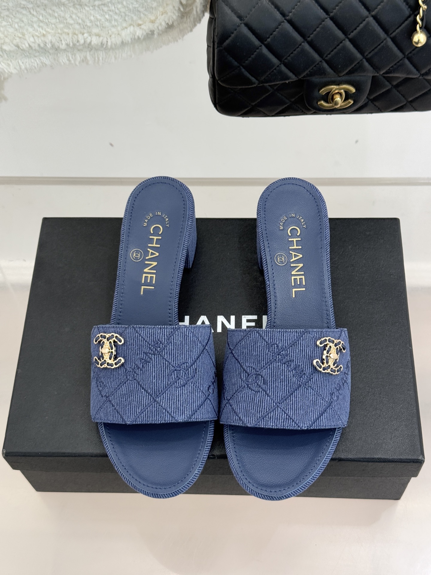 CHANE*｜小香经典链条双C菱格牛仔拖鞋将丹宁随性与高定优雅完美融合。水洗牛仔布搭配经典菱格绗缝金属链