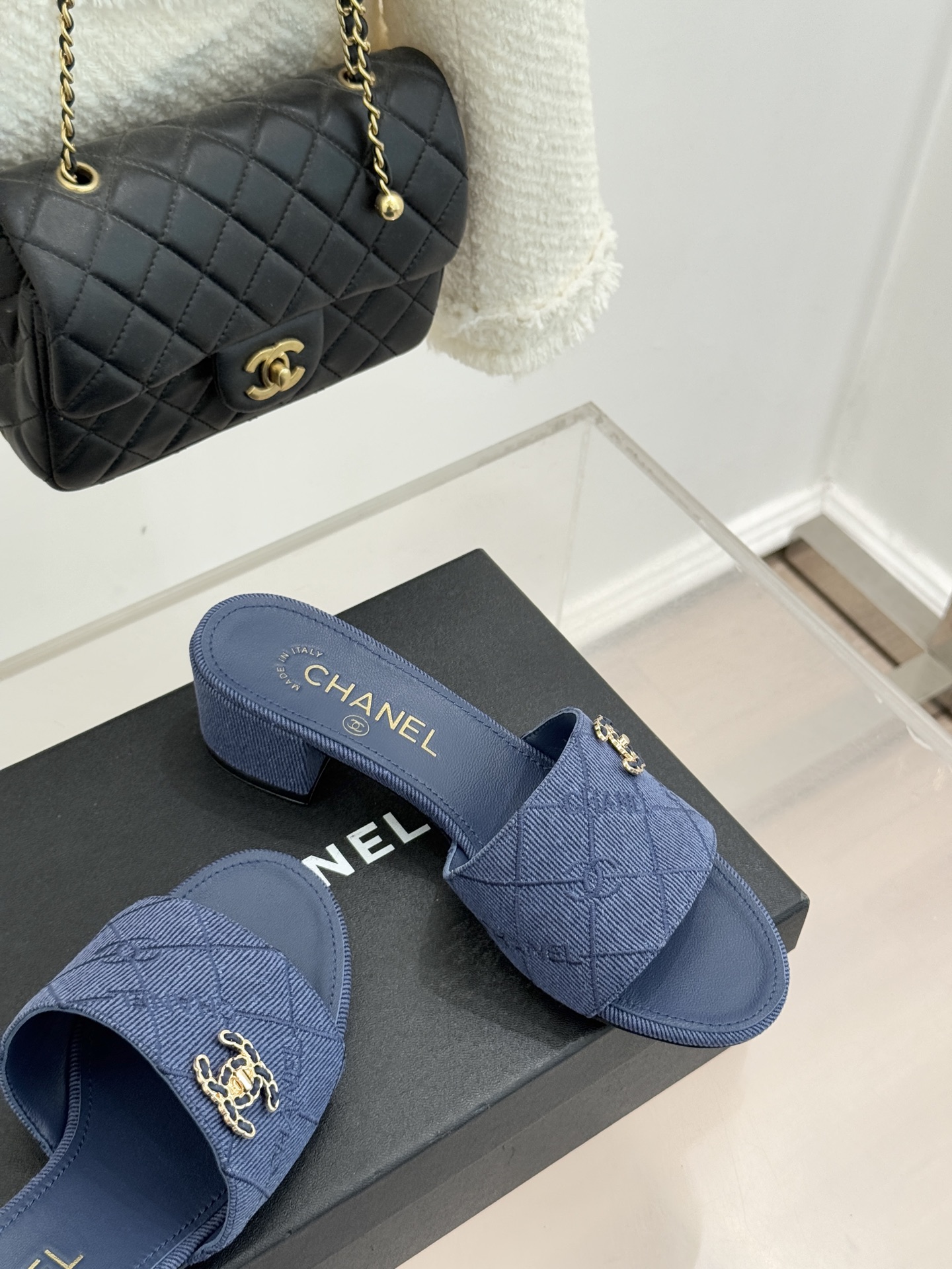 CHANE*｜小香经典链条双C菱格牛仔拖鞋将丹宁随性与高定优雅完美融合。水洗牛仔布搭配经典菱格绗缝金属链