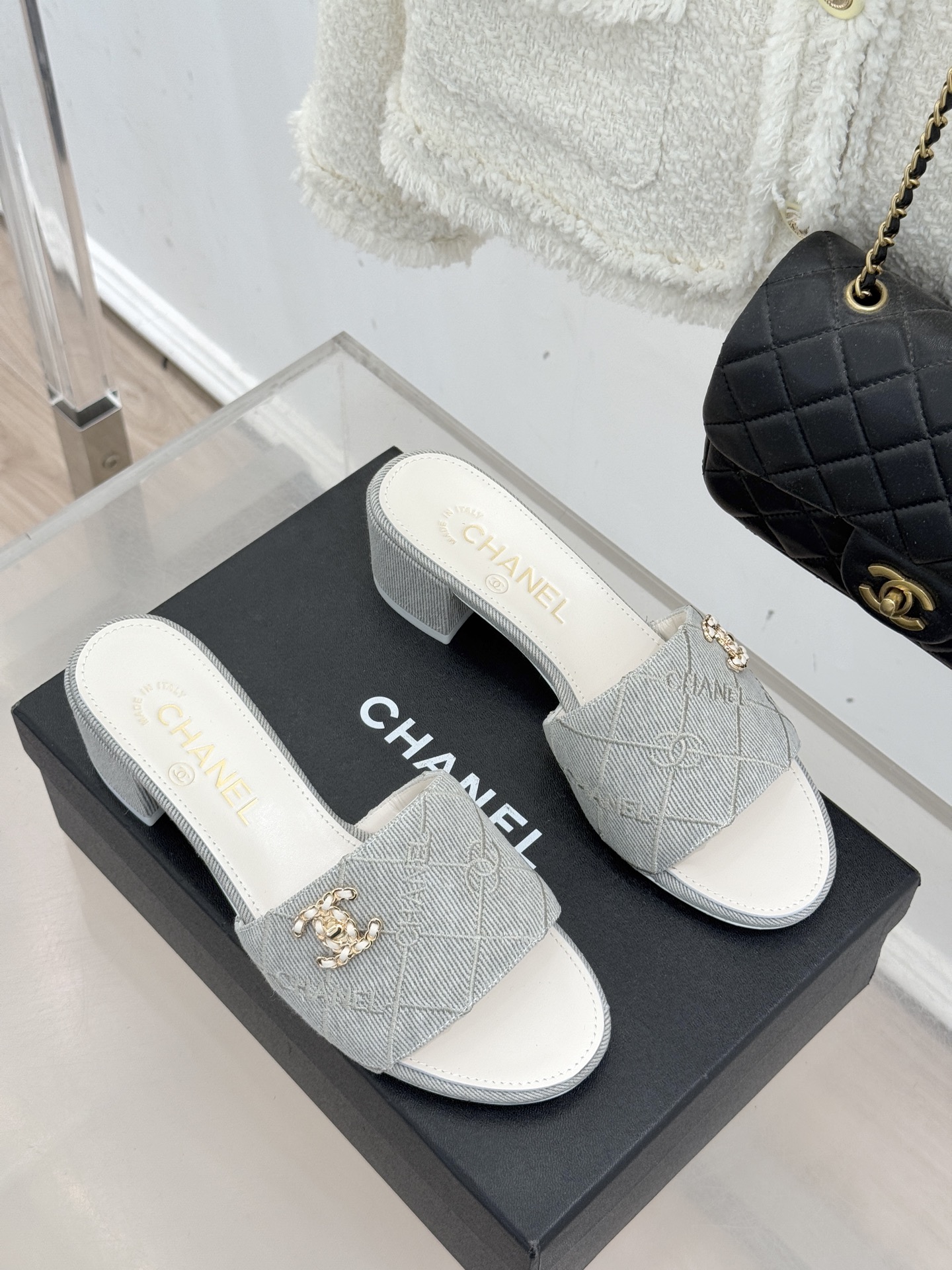 CHANE*｜小香经典链条双C菱格牛仔拖鞋将丹宁随性与高定优雅完美融合。水洗牛仔布搭配经典菱格绗缝金属链