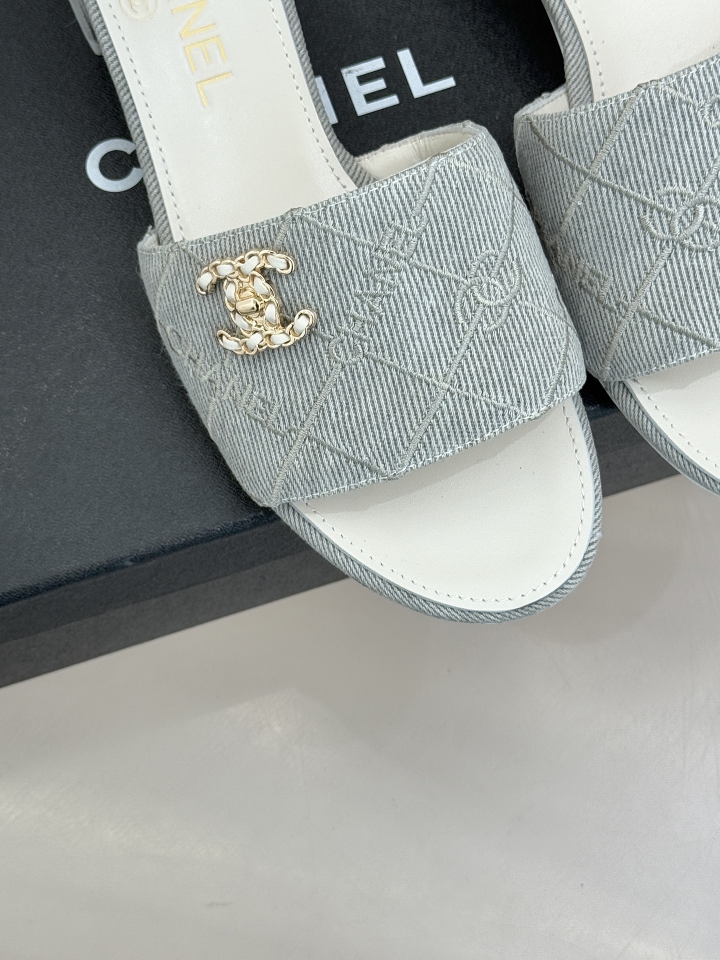 CHANE*｜小香经典链条双C菱格牛仔拖鞋将丹宁随性与高定优雅完美融合。水洗牛仔布搭配经典菱格绗缝金属链