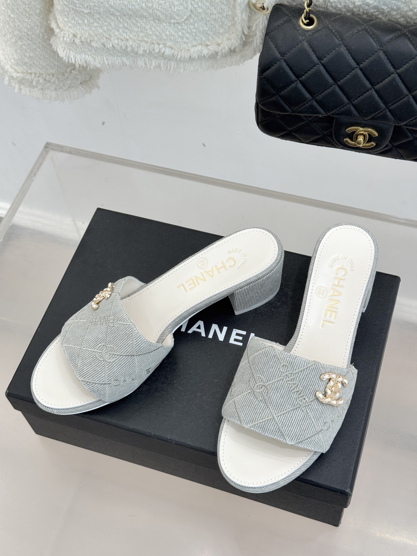 CHANE*｜小香经典链条双C菱格牛仔拖鞋将丹宁随性与高定优雅完美融合。水洗牛仔布搭配经典菱格绗缝金属链