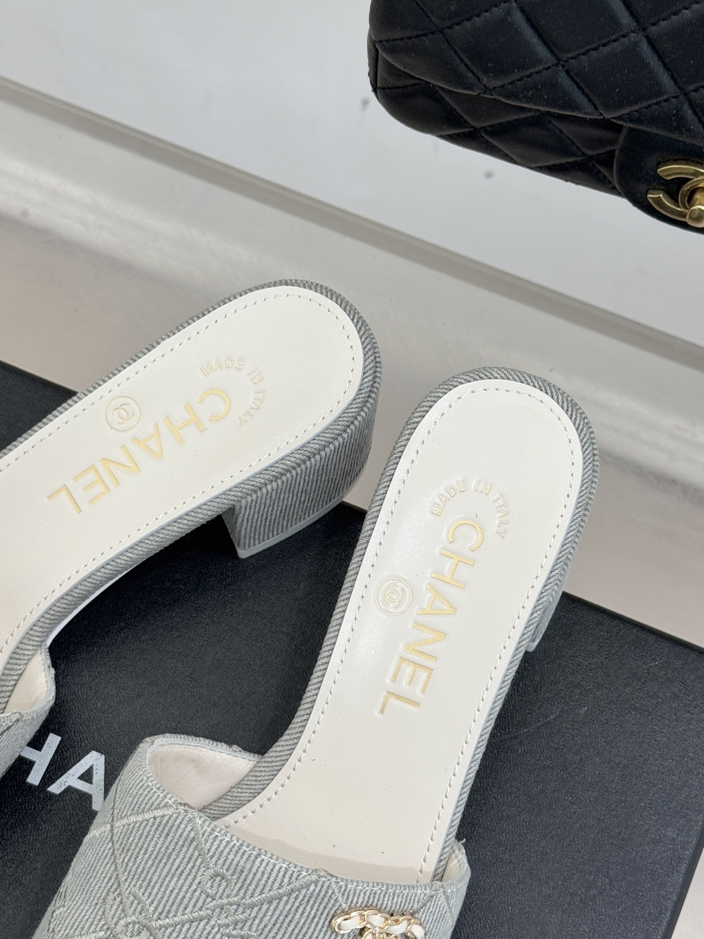 CHANE*｜小香经典链条双C菱格牛仔拖鞋将丹宁随性与高定优雅完美融合。水洗牛仔布搭配经典菱格绗缝金属链