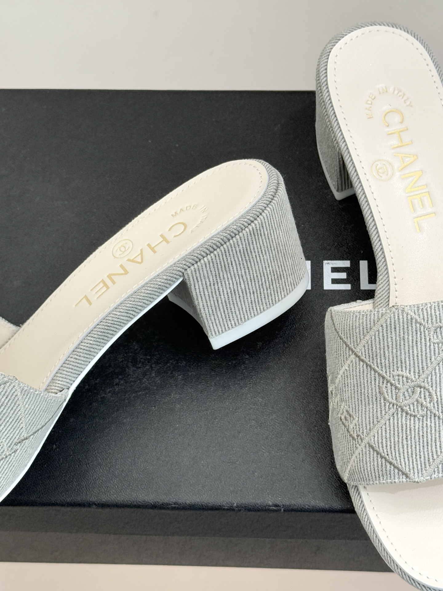 CHANE*｜小香经典链条双C菱格牛仔拖鞋将丹宁随性与高定优雅完美融合。水洗牛仔布搭配经典菱格绗缝金属链