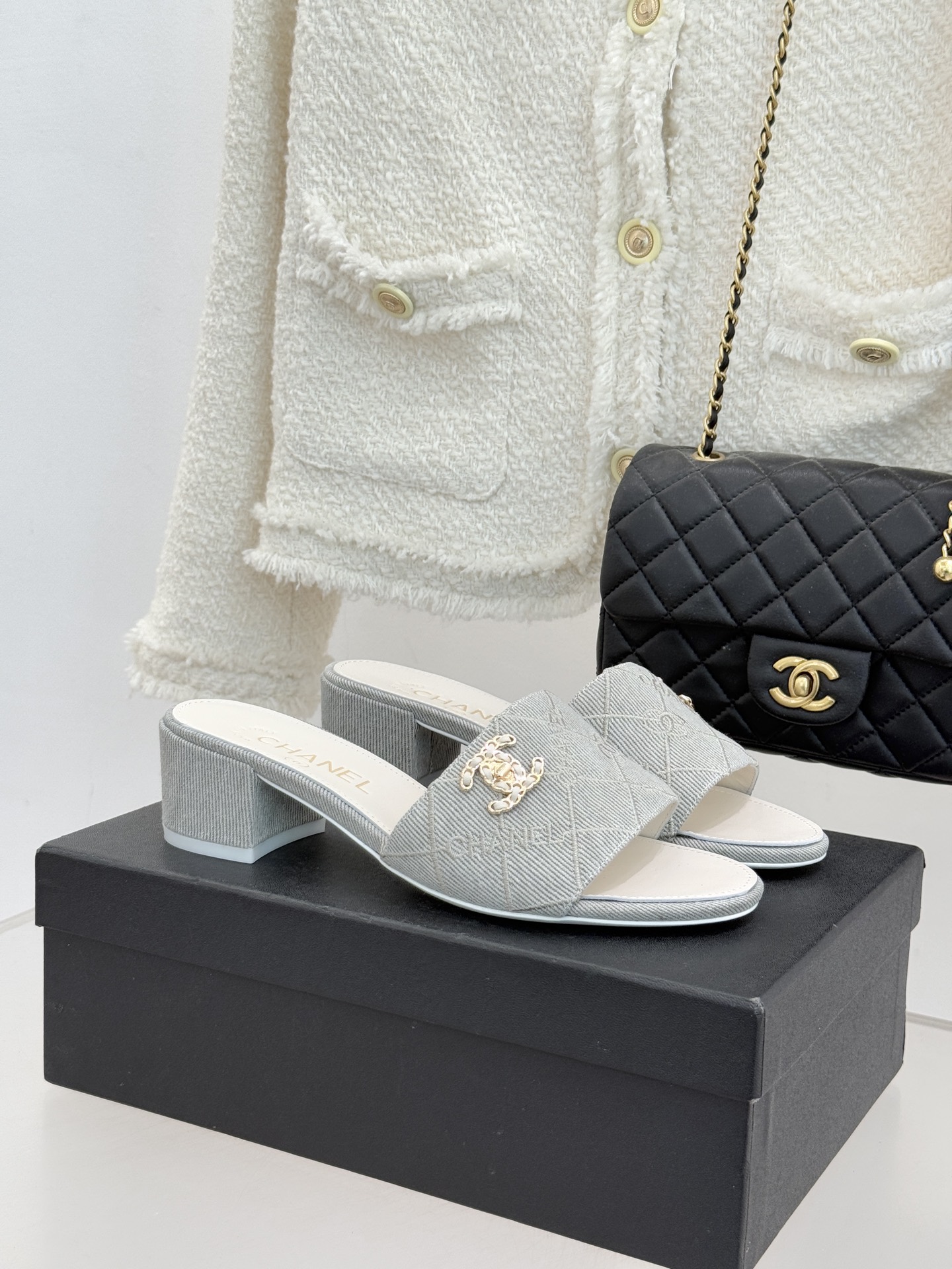 CHANE*｜小香经典链条双C菱格牛仔拖鞋将丹宁随性与高定优雅完美融合。水洗牛仔布搭配经典菱格绗缝金属链