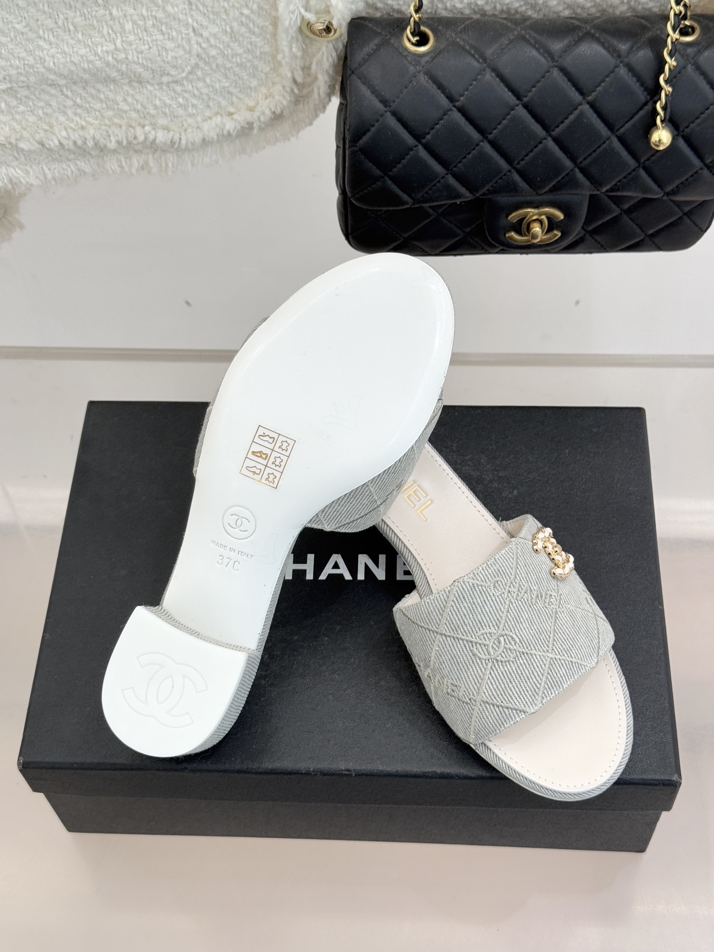 CHANE*｜小香经典链条双C菱格牛仔拖鞋将丹宁随性与高定优雅完美融合。水洗牛仔布搭配经典菱格绗缝金属链