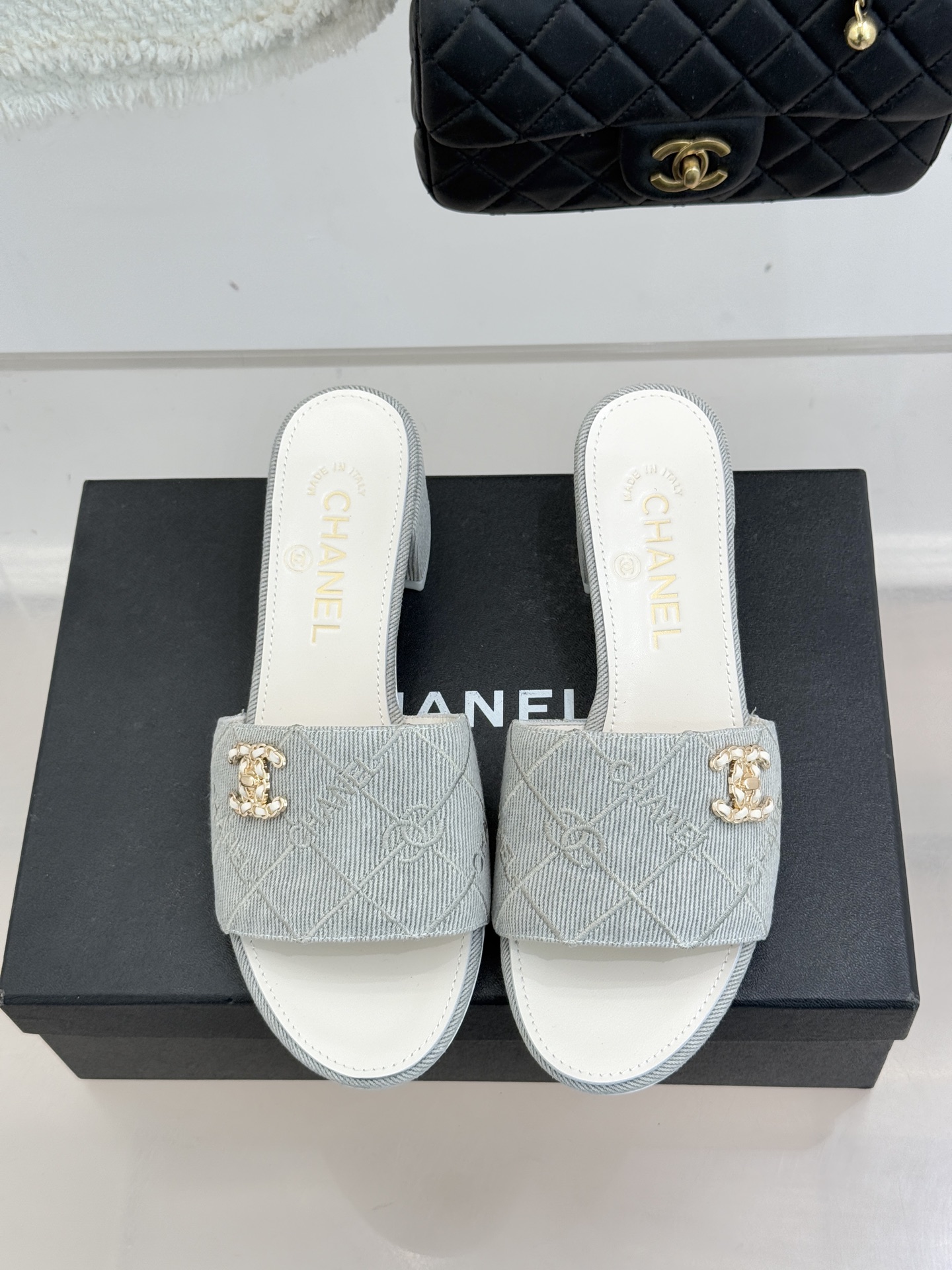 CHANE*｜小香经典链条双C菱格牛仔拖鞋将丹宁随性与高定优雅完美融合。水洗牛仔布搭配经典菱格绗缝金属链