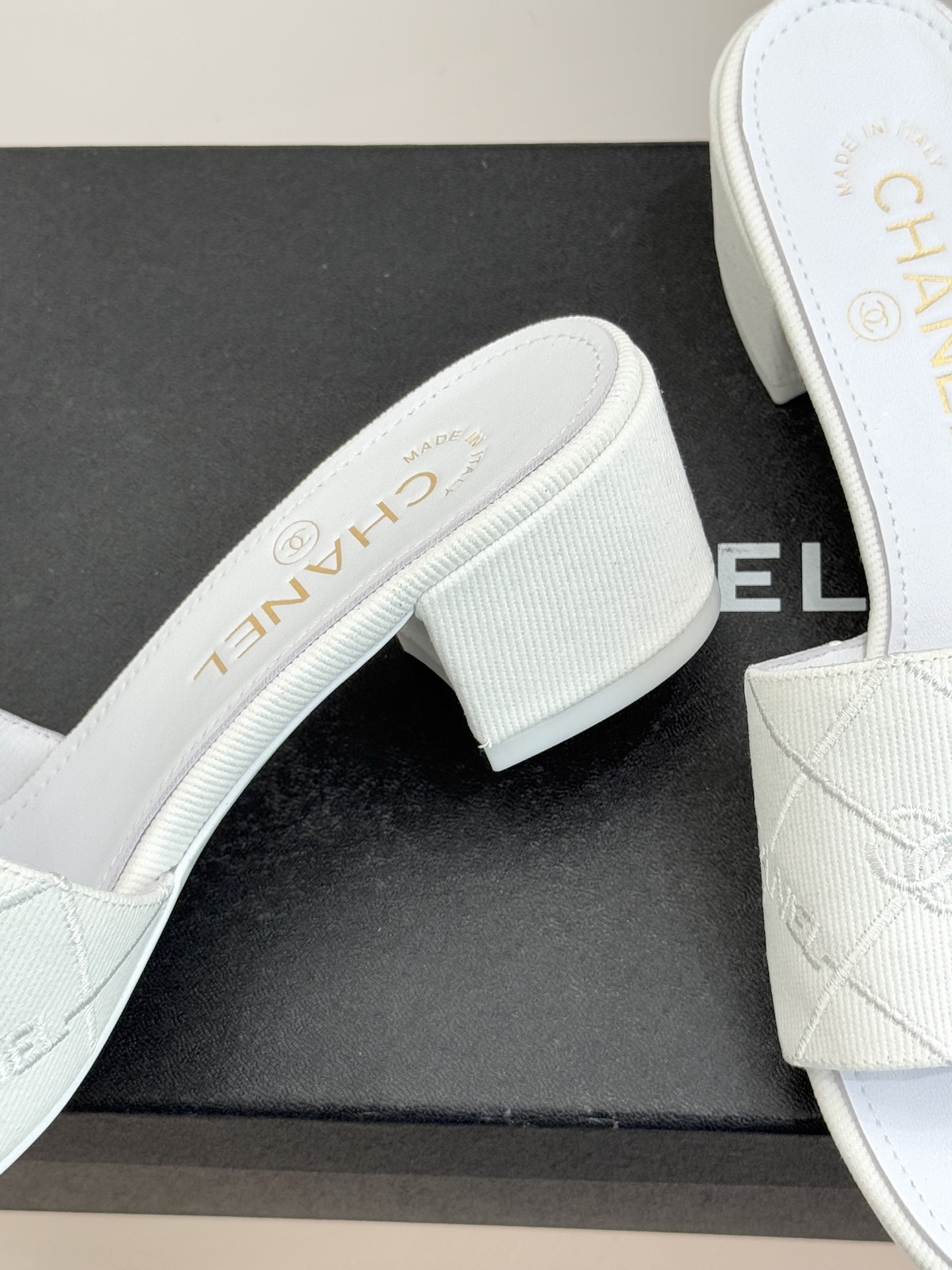 CHANE*｜小香经典链条双C菱格牛仔拖鞋将丹宁随性与高定优雅完美融合。水洗牛仔布搭配经典菱格绗缝金属链