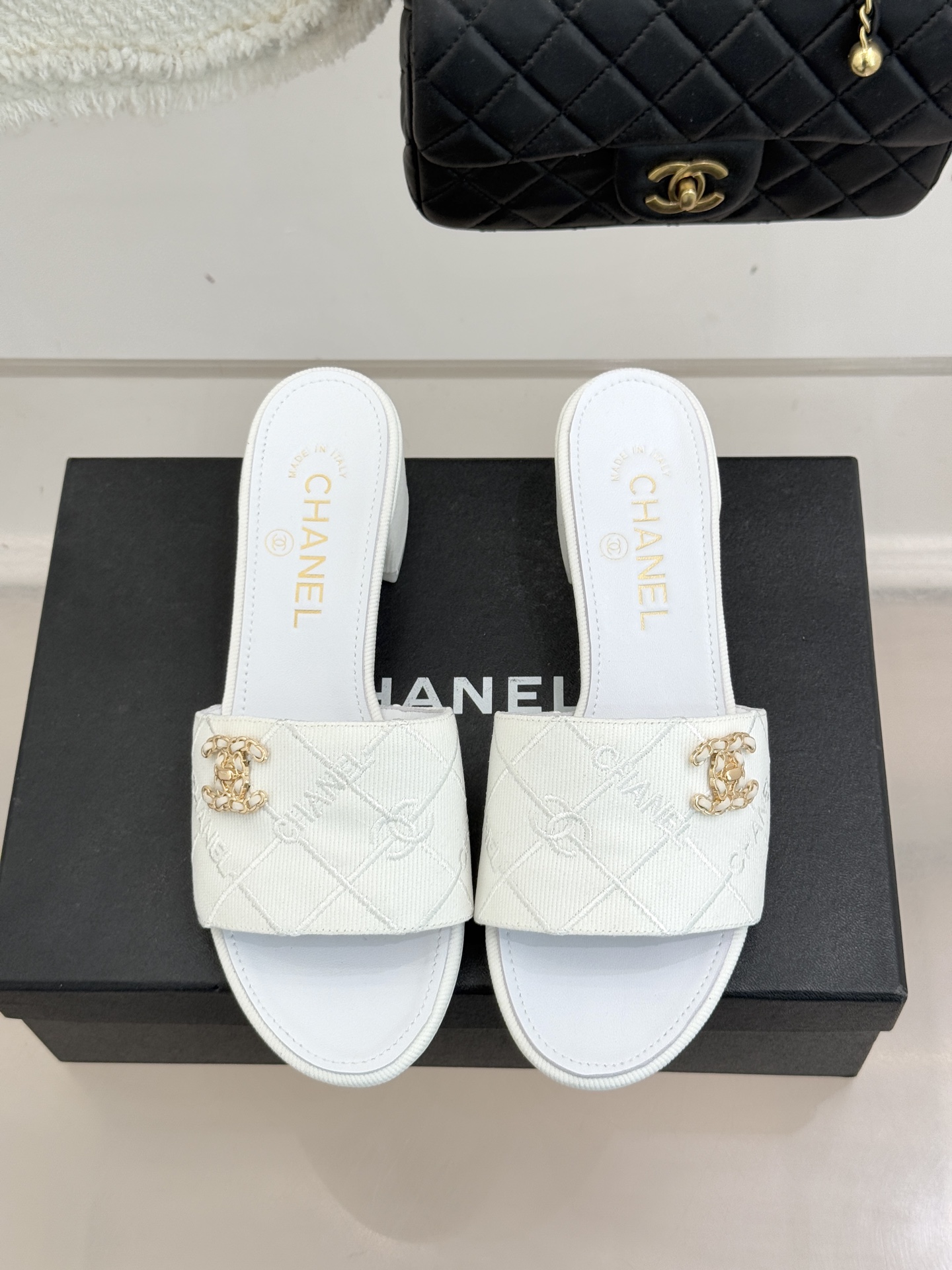 CHANE*｜小香经典链条双C菱格牛仔拖鞋将丹宁随性与高定优雅完美融合。水洗牛仔布搭配经典菱格绗缝金属链