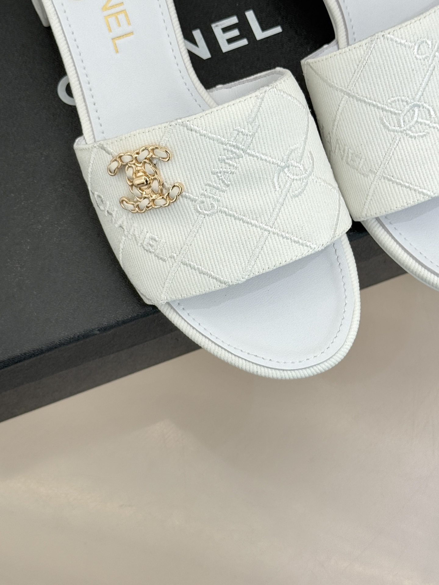 CHANE*｜小香经典链条双C菱格牛仔拖鞋将丹宁随性与高定优雅完美融合。水洗牛仔布搭配经典菱格绗缝金属链