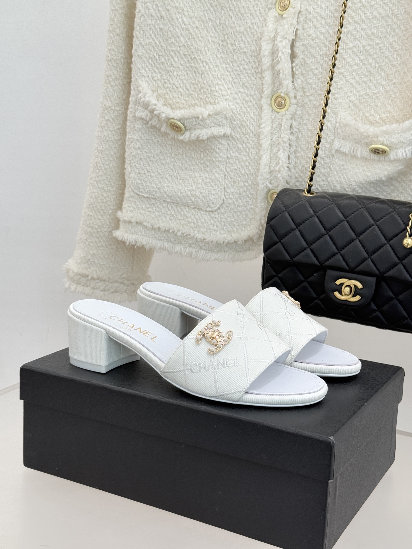 CHANE*｜小香经典链条双C菱格牛仔拖鞋将丹宁随性与高定优雅完美融合。水洗牛仔布搭配经典菱格绗缝金属链