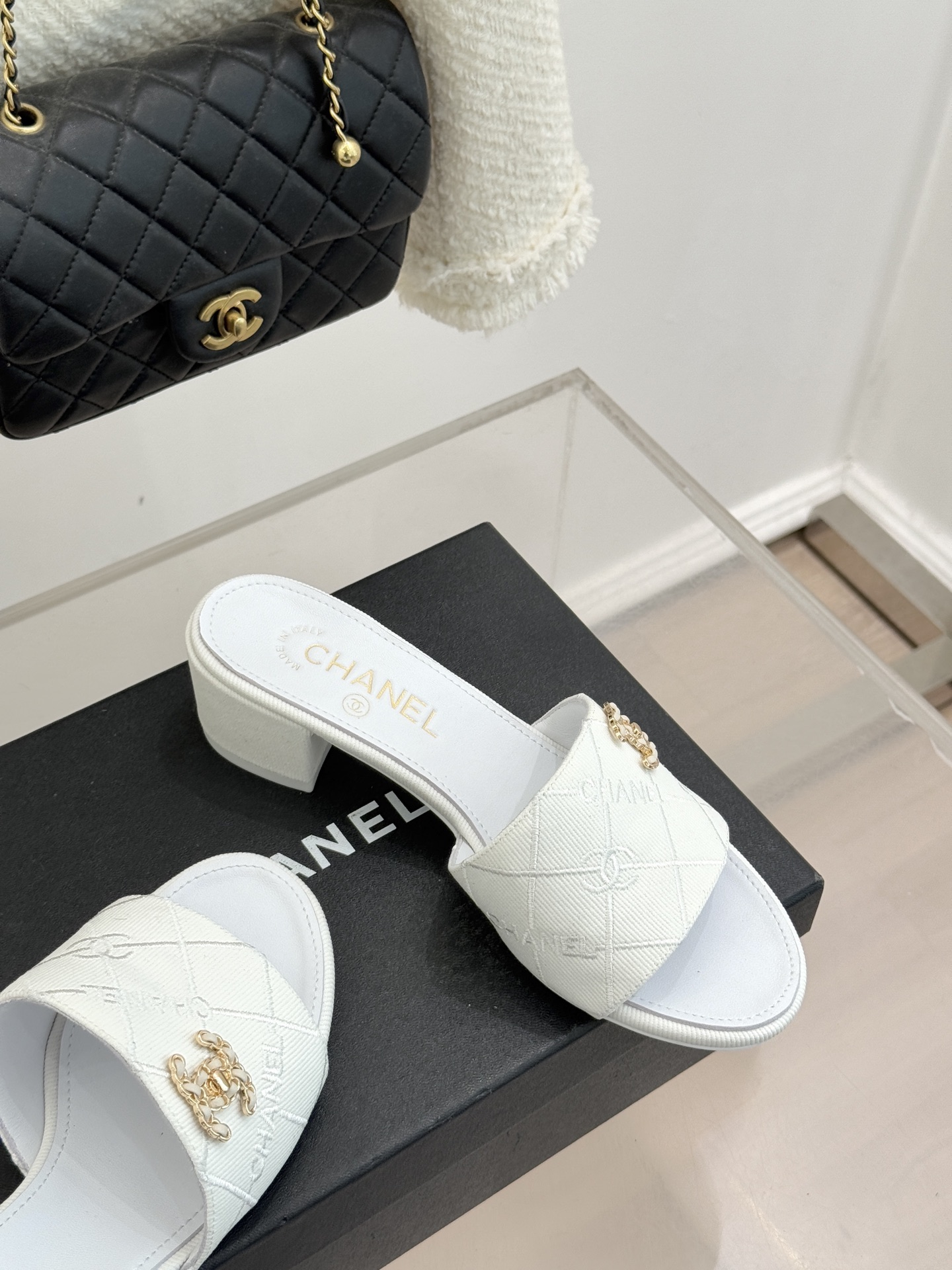 CHANE*｜小香经典链条双C菱格牛仔拖鞋将丹宁随性与高定优雅完美融合。水洗牛仔布搭配经典菱格绗缝金属链