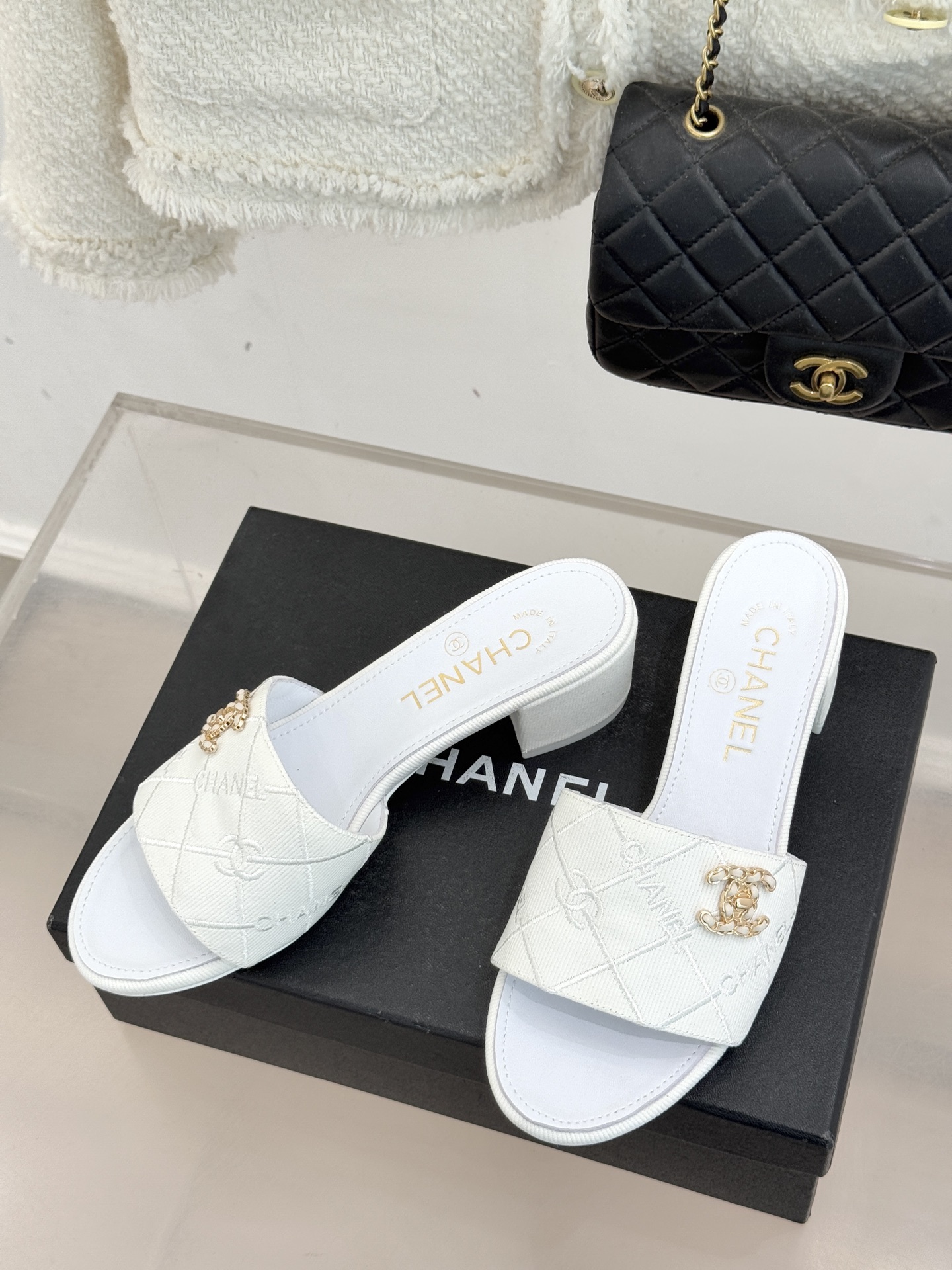 CHANE*｜小香经典链条双C菱格牛仔拖鞋将丹宁随性与高定优雅完美融合。水洗牛仔布搭配经典菱格绗缝金属链