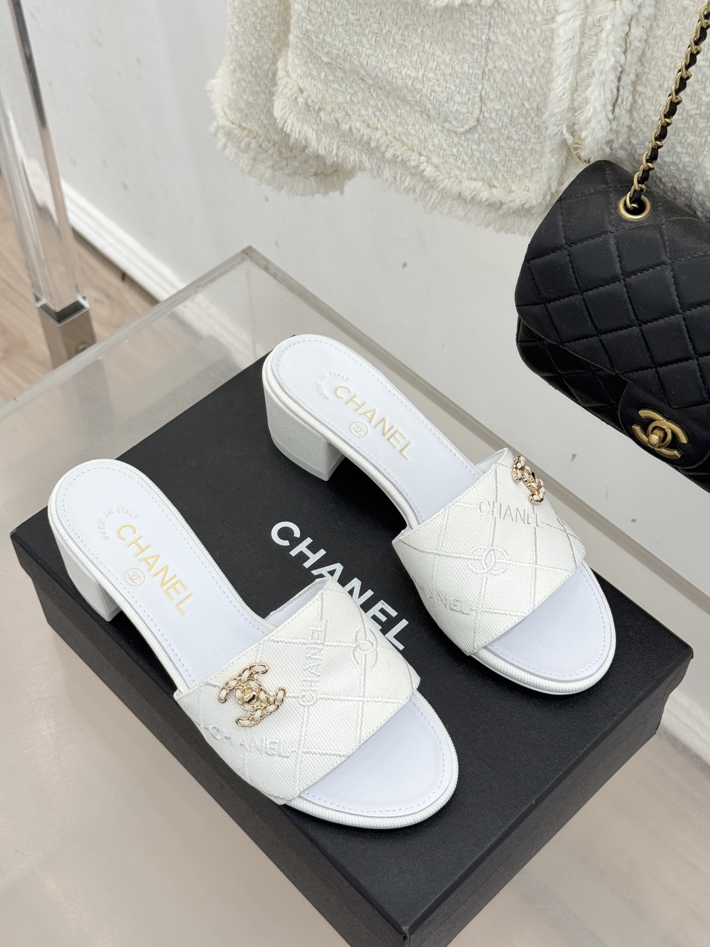 CHANE*｜小香经典链条双C菱格牛仔拖鞋将丹宁随性与高定优雅完美融合。水洗牛仔布搭配经典菱格绗缝金属链