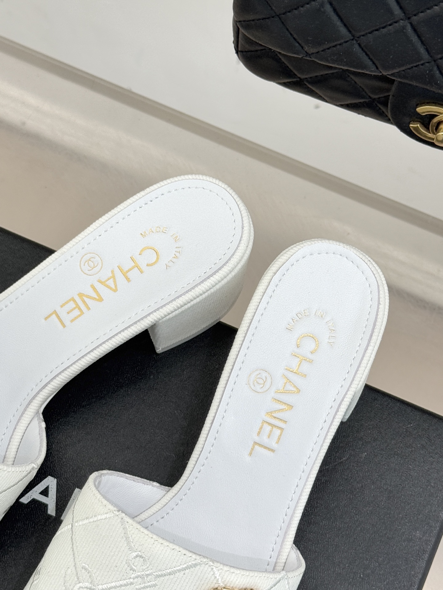 CHANE*｜小香经典链条双C菱格牛仔拖鞋将丹宁随性与高定优雅完美融合。水洗牛仔布搭配经典菱格绗缝金属链