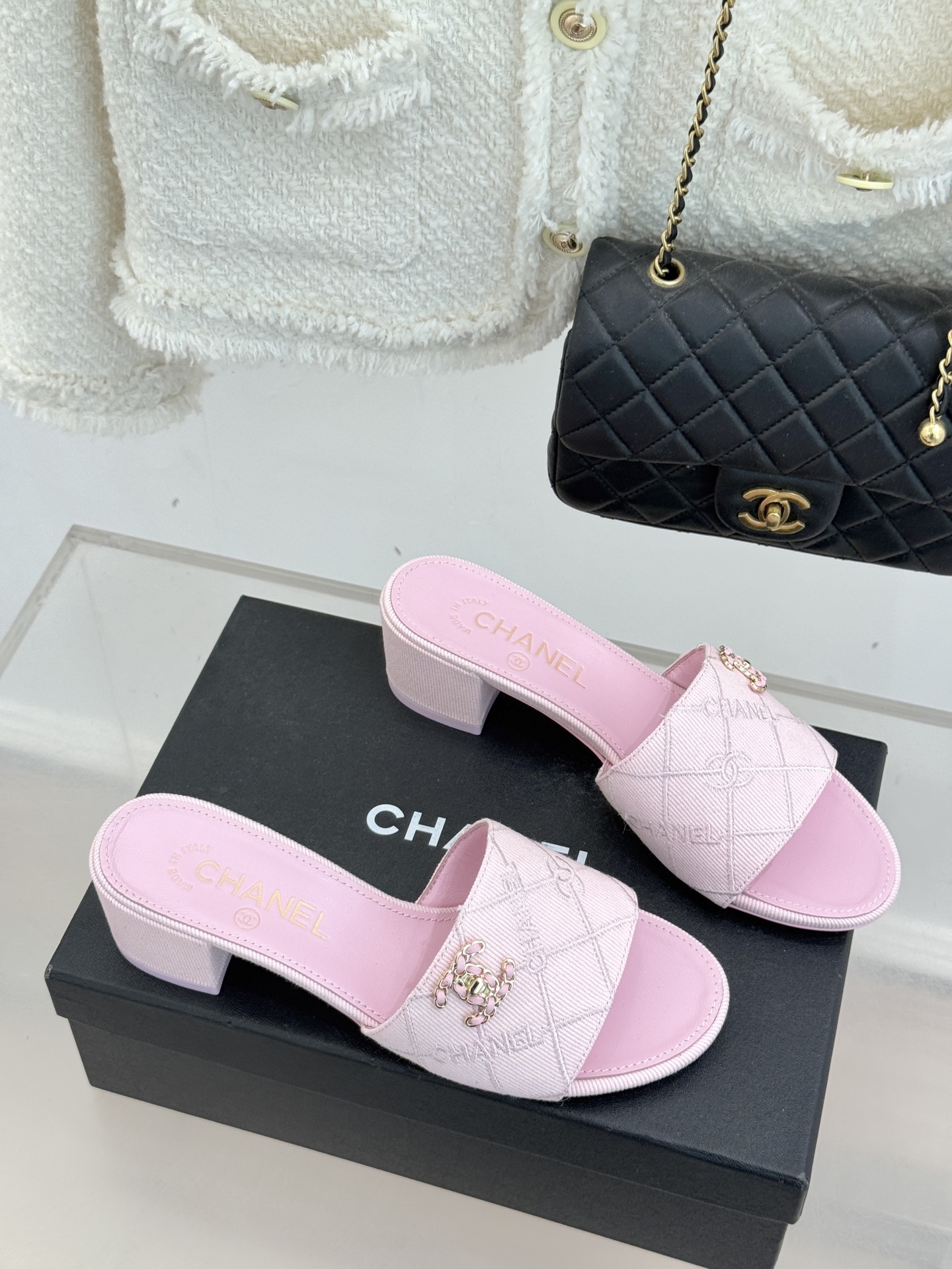 CHANE*｜小香经典链条双C菱格牛仔拖鞋将丹宁随性与高定优雅完美融合。水洗牛仔布搭配经典菱格绗缝金属链