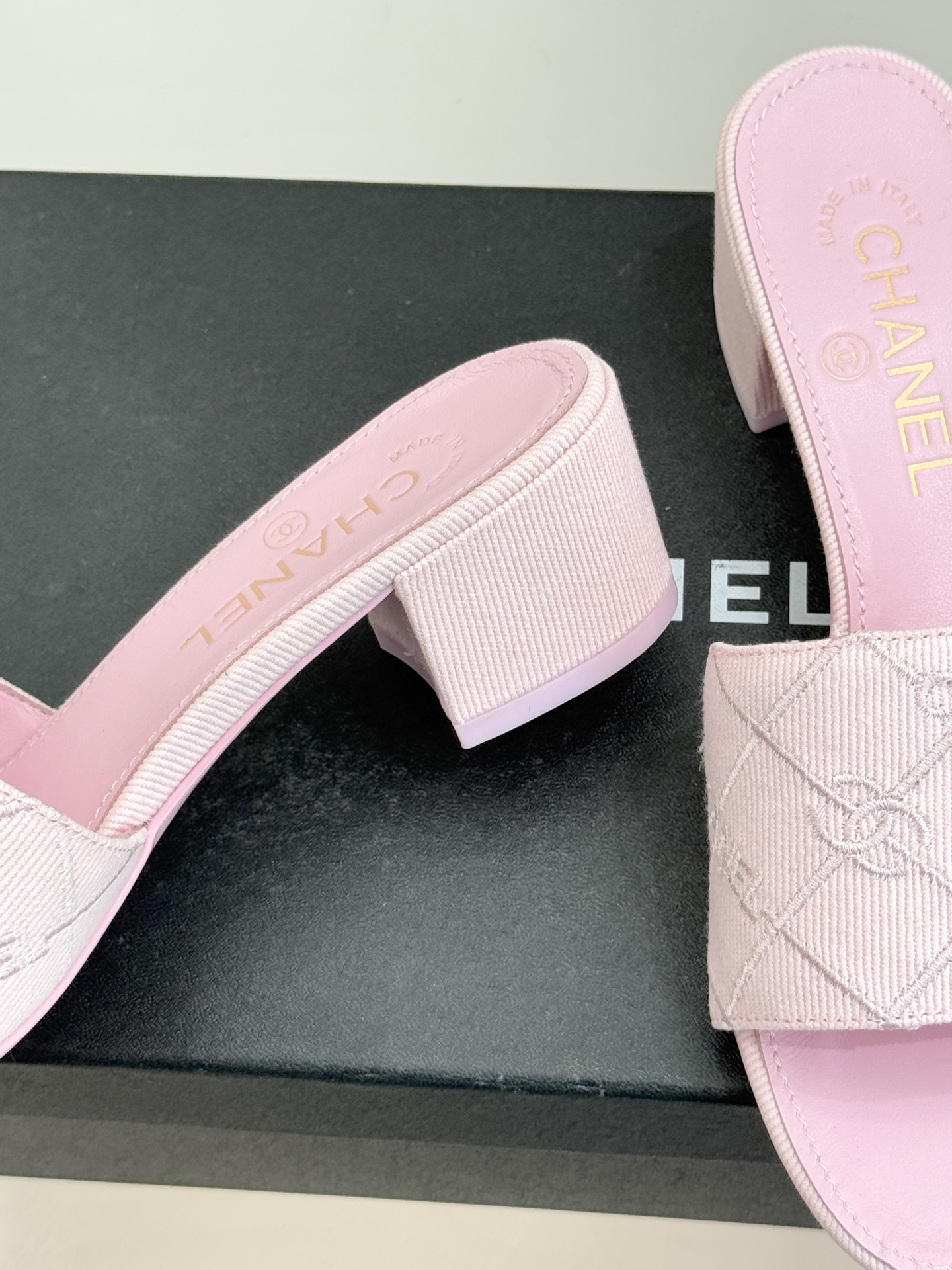 CHANE*｜小香经典链条双C菱格牛仔拖鞋将丹宁随性与高定优雅完美融合。水洗牛仔布搭配经典菱格绗缝金属链