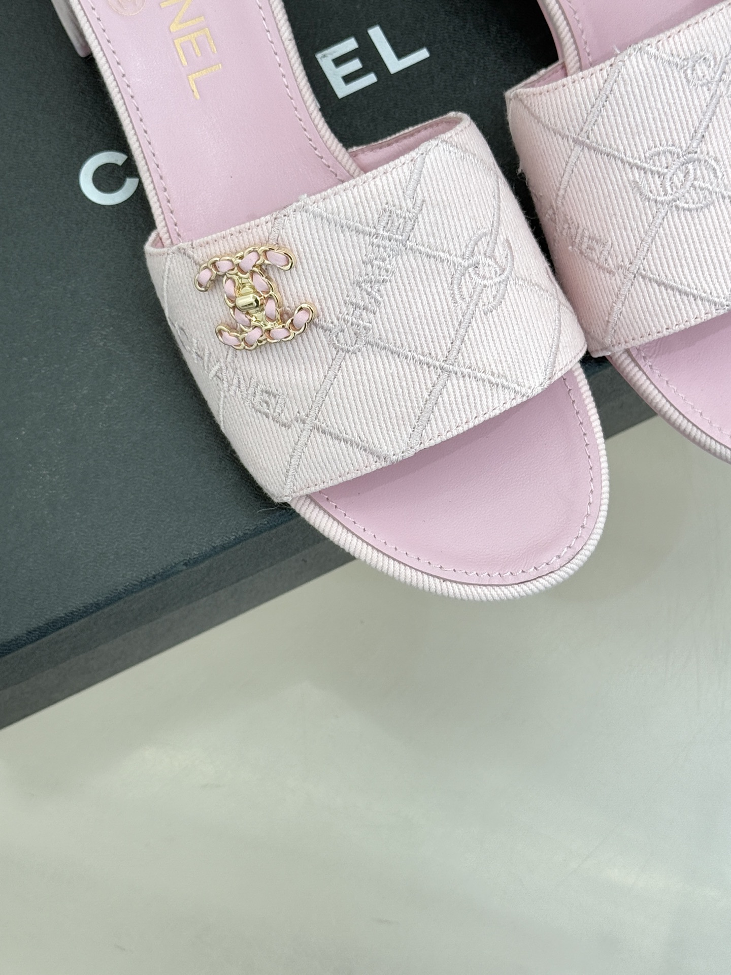 CHANE*｜小香经典链条双C菱格牛仔拖鞋将丹宁随性与高定优雅完美融合。水洗牛仔布搭配经典菱格绗缝金属链