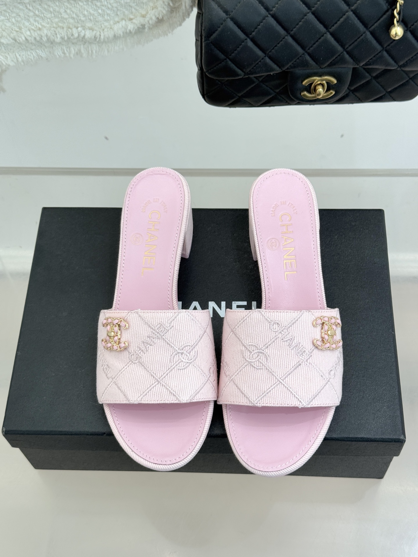 CHANE*｜小香经典链条双C菱格牛仔拖鞋将丹宁随性与高定优雅完美融合。水洗牛仔布搭配经典菱格绗缝金属链