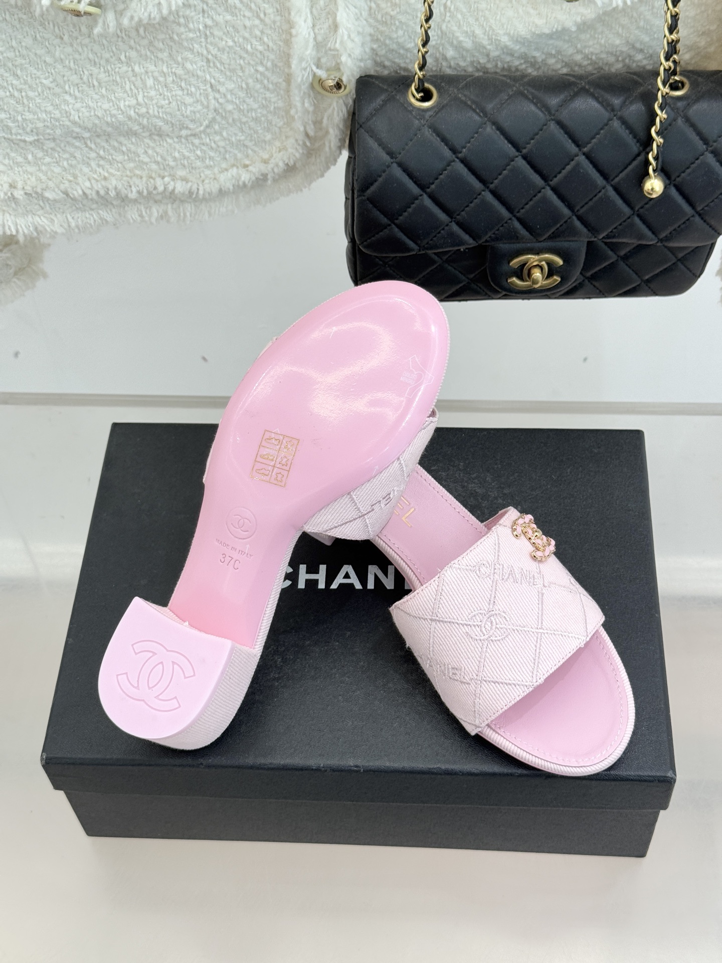 CHANE*｜小香经典链条双C菱格牛仔拖鞋将丹宁随性与高定优雅完美融合。水洗牛仔布搭配经典菱格绗缝金属链