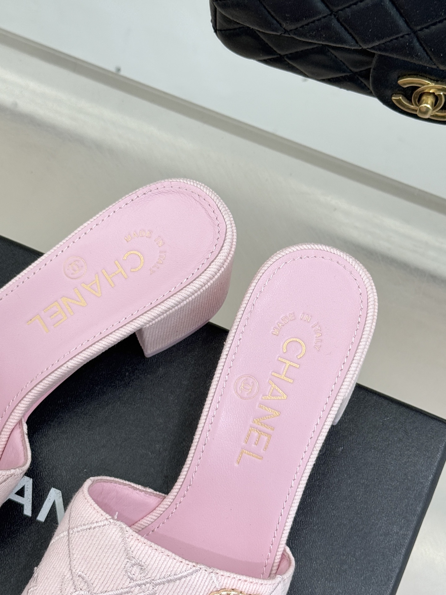 CHANE*｜小香经典链条双C菱格牛仔拖鞋将丹宁随性与高定优雅完美融合。水洗牛仔布搭配经典菱格绗缝金属链