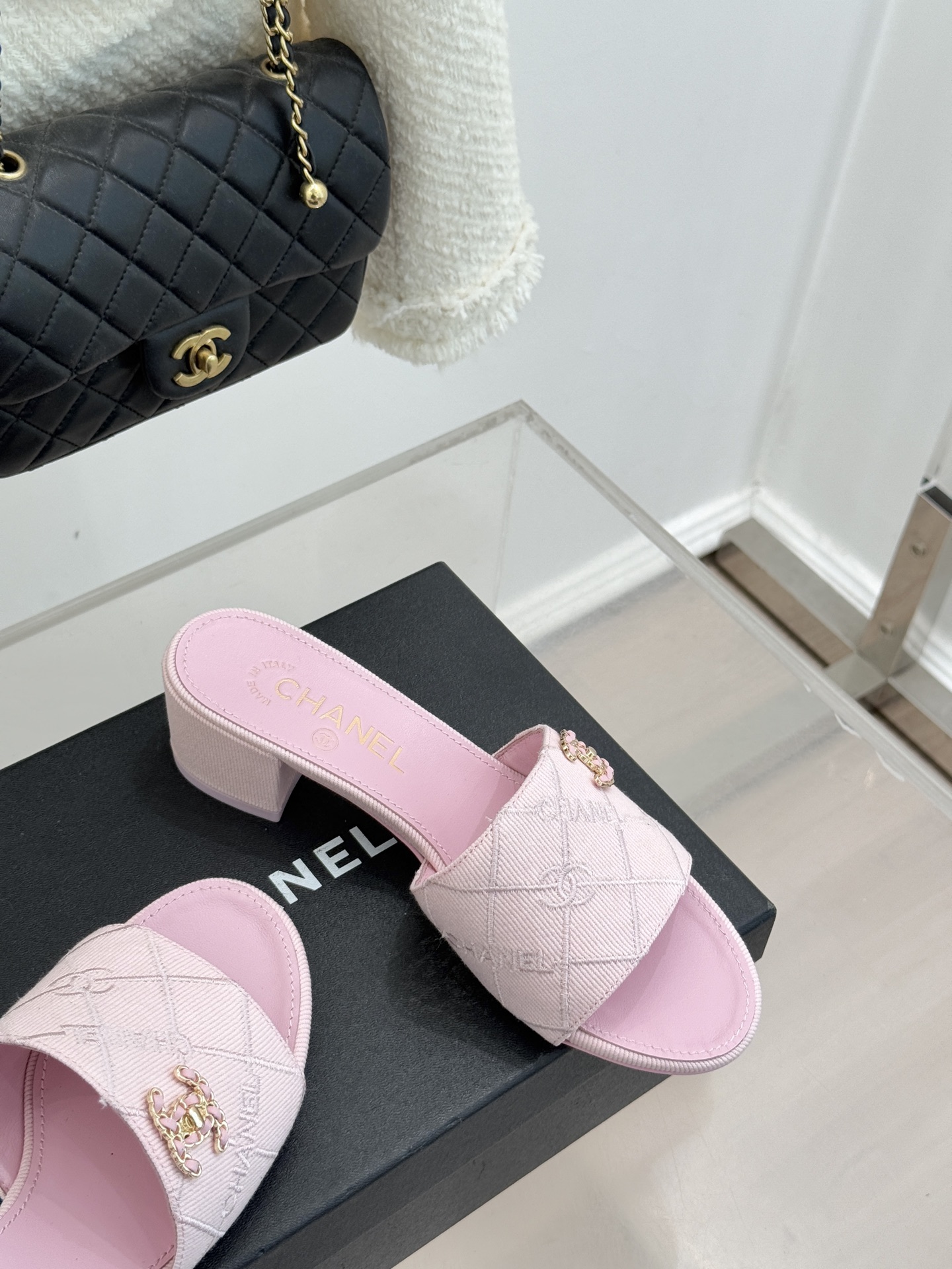 CHANE*｜小香经典链条双C菱格牛仔拖鞋将丹宁随性与高定优雅完美融合。水洗牛仔布搭配经典菱格绗缝金属链