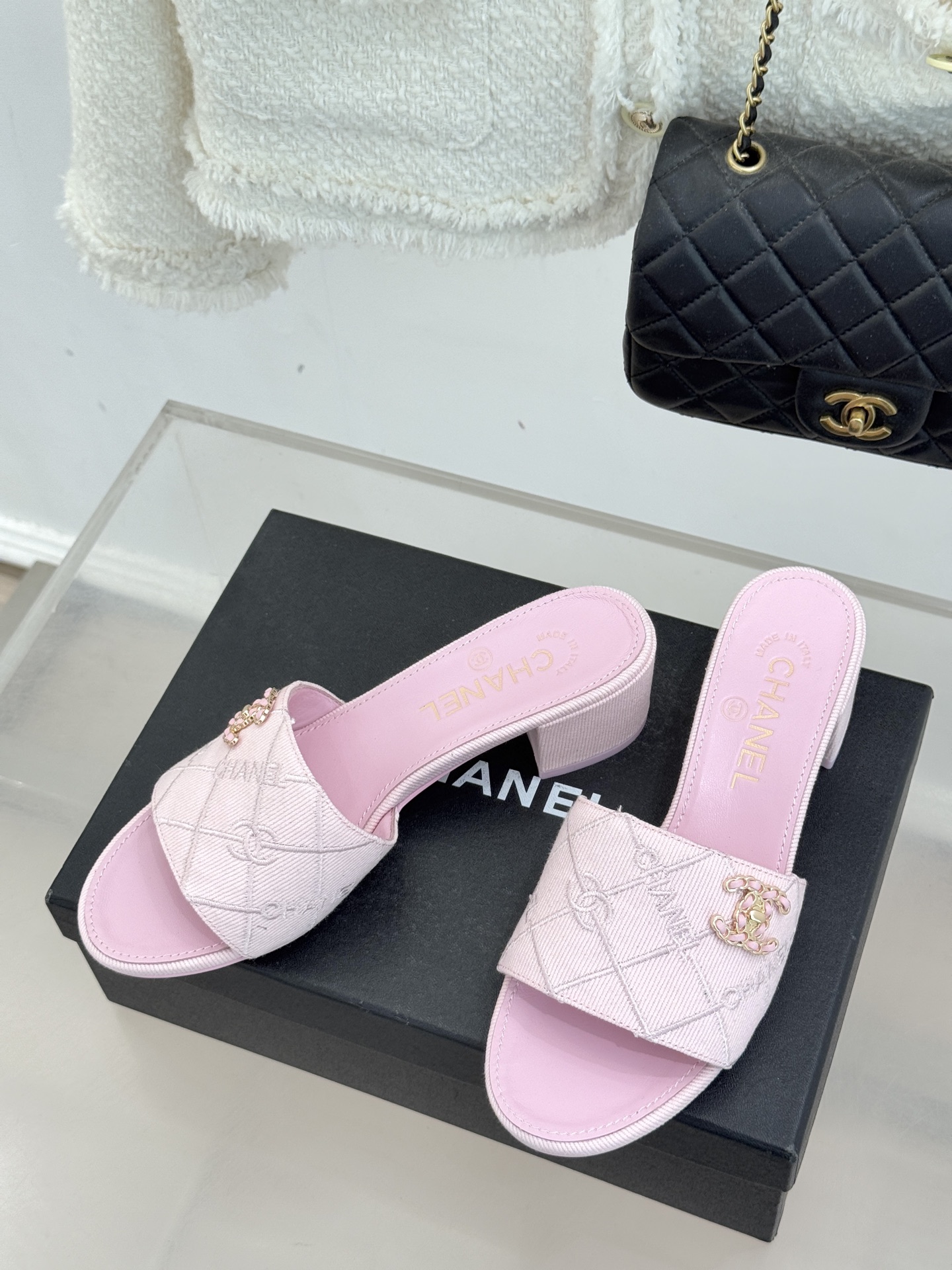 CHANE*｜小香经典链条双C菱格牛仔拖鞋将丹宁随性与高定优雅完美融合。水洗牛仔布搭配经典菱格绗缝金属链