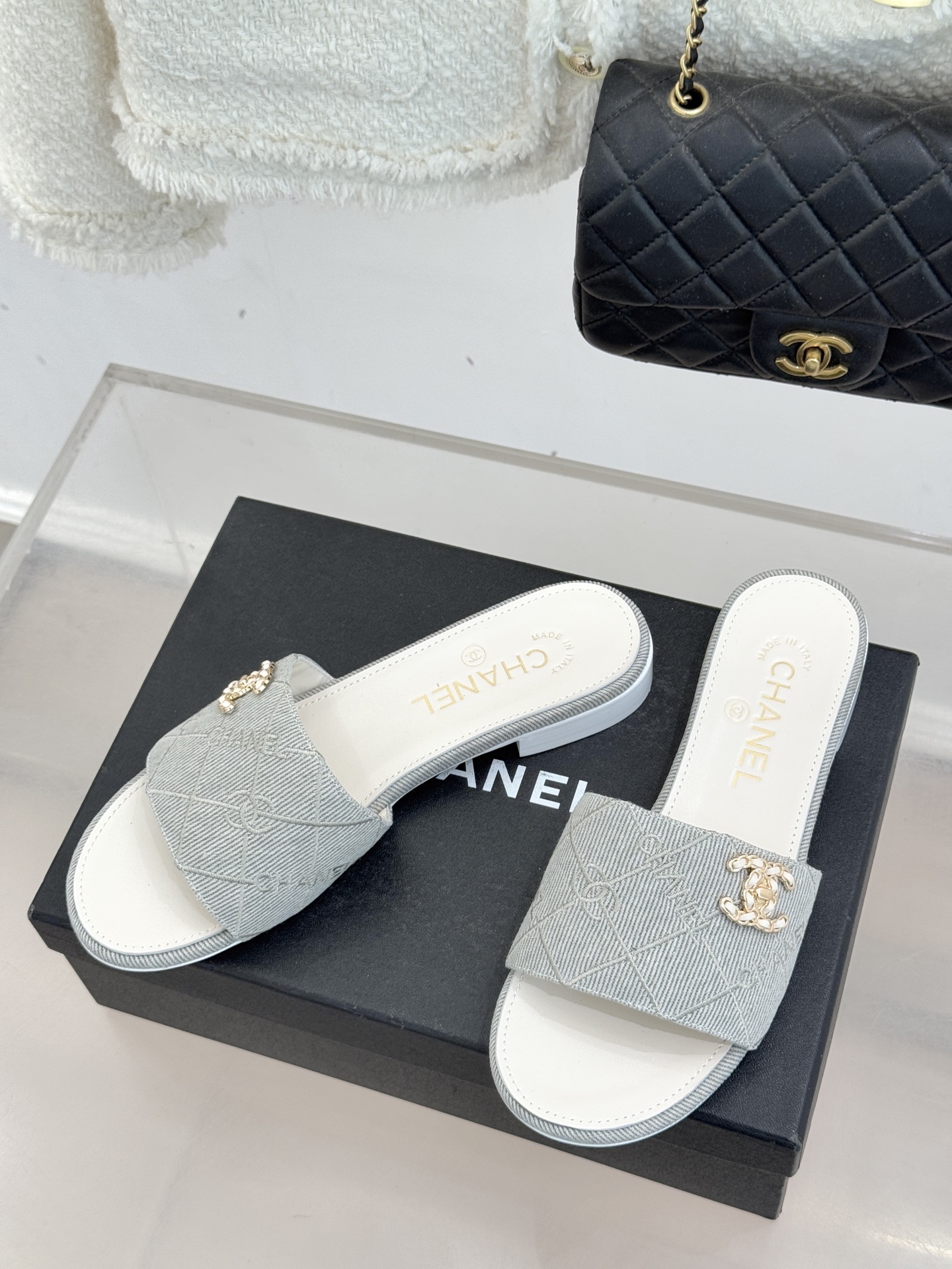 CHANE*｜小香经典链条双C菱格牛仔拖鞋将丹宁随性与高定优雅完美融合。水洗牛仔布搭配经典菱格绗缝金属链