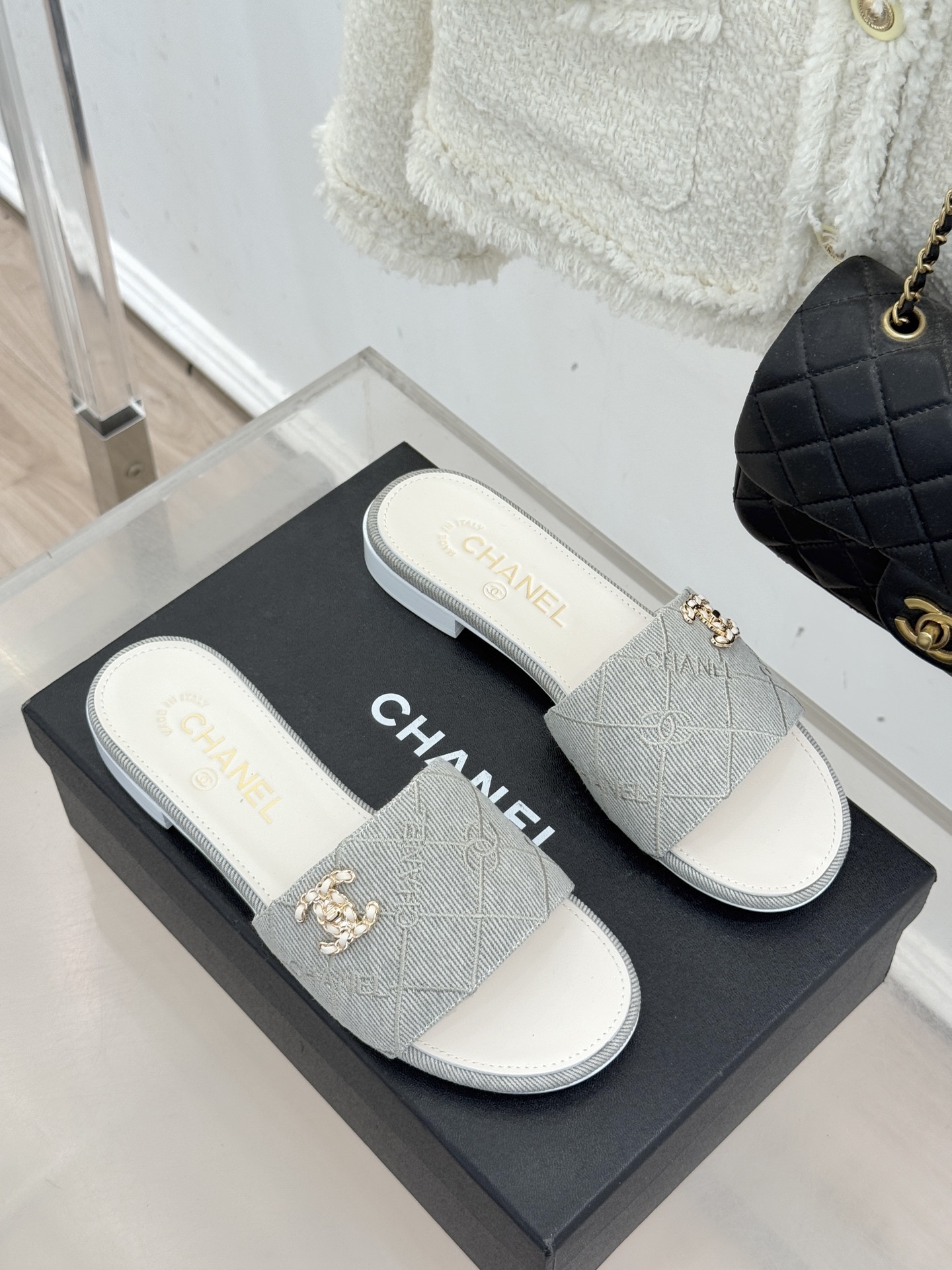 CHANE*｜小香经典链条双C菱格牛仔拖鞋将丹宁随性与高定优雅完美融合。水洗牛仔布搭配经典菱格绗缝金属链