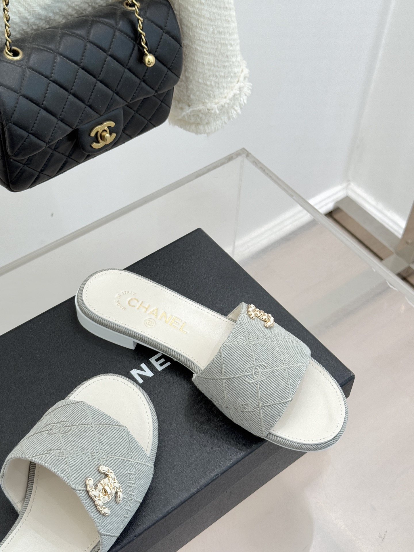 CHANE*｜小香经典链条双C菱格牛仔拖鞋将丹宁随性与高定优雅完美融合。水洗牛仔布搭配经典菱格绗缝金属链