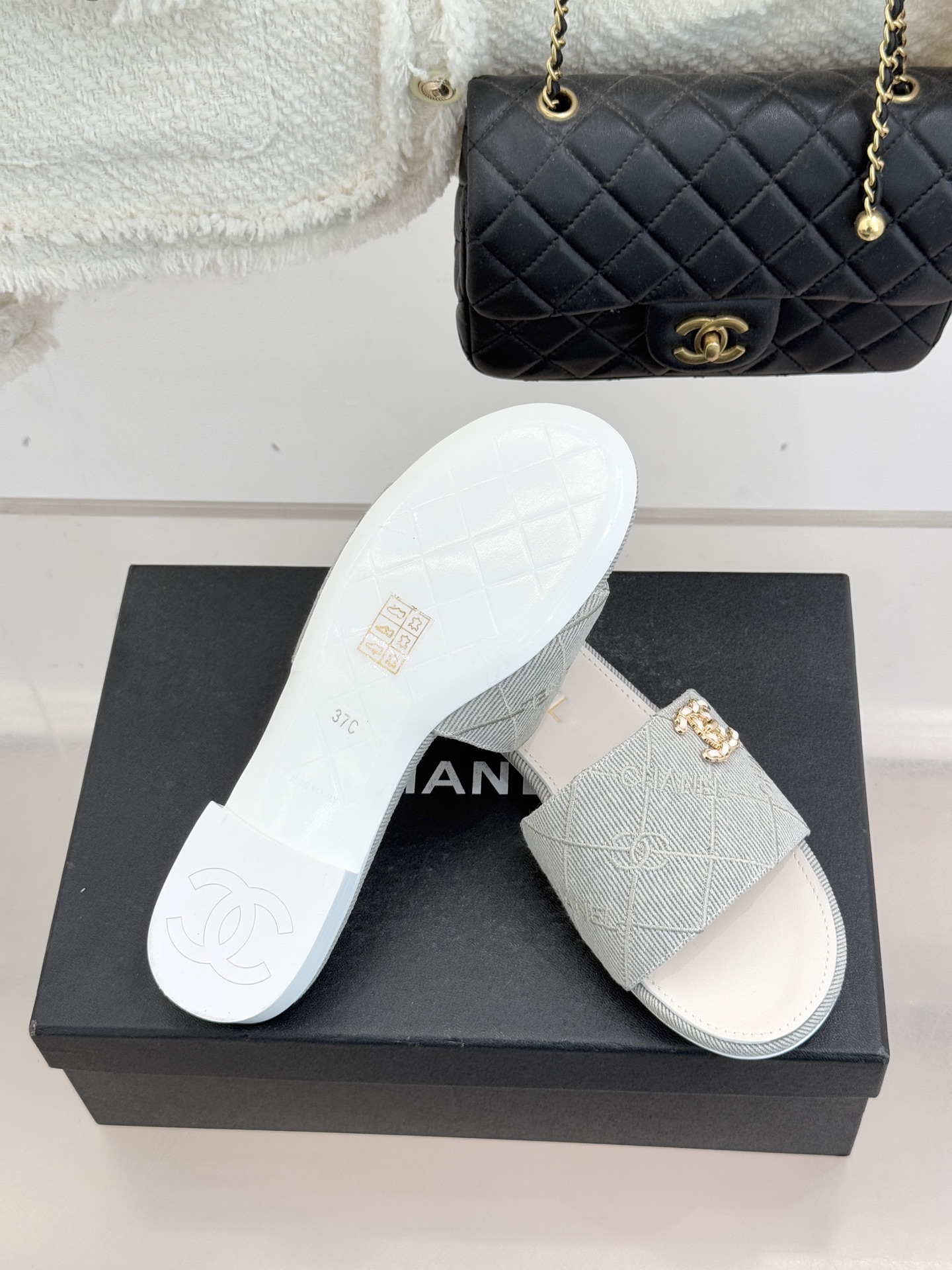 CHANE*｜小香经典链条双C菱格牛仔拖鞋将丹宁随性与高定优雅完美融合。水洗牛仔布搭配经典菱格绗缝金属链