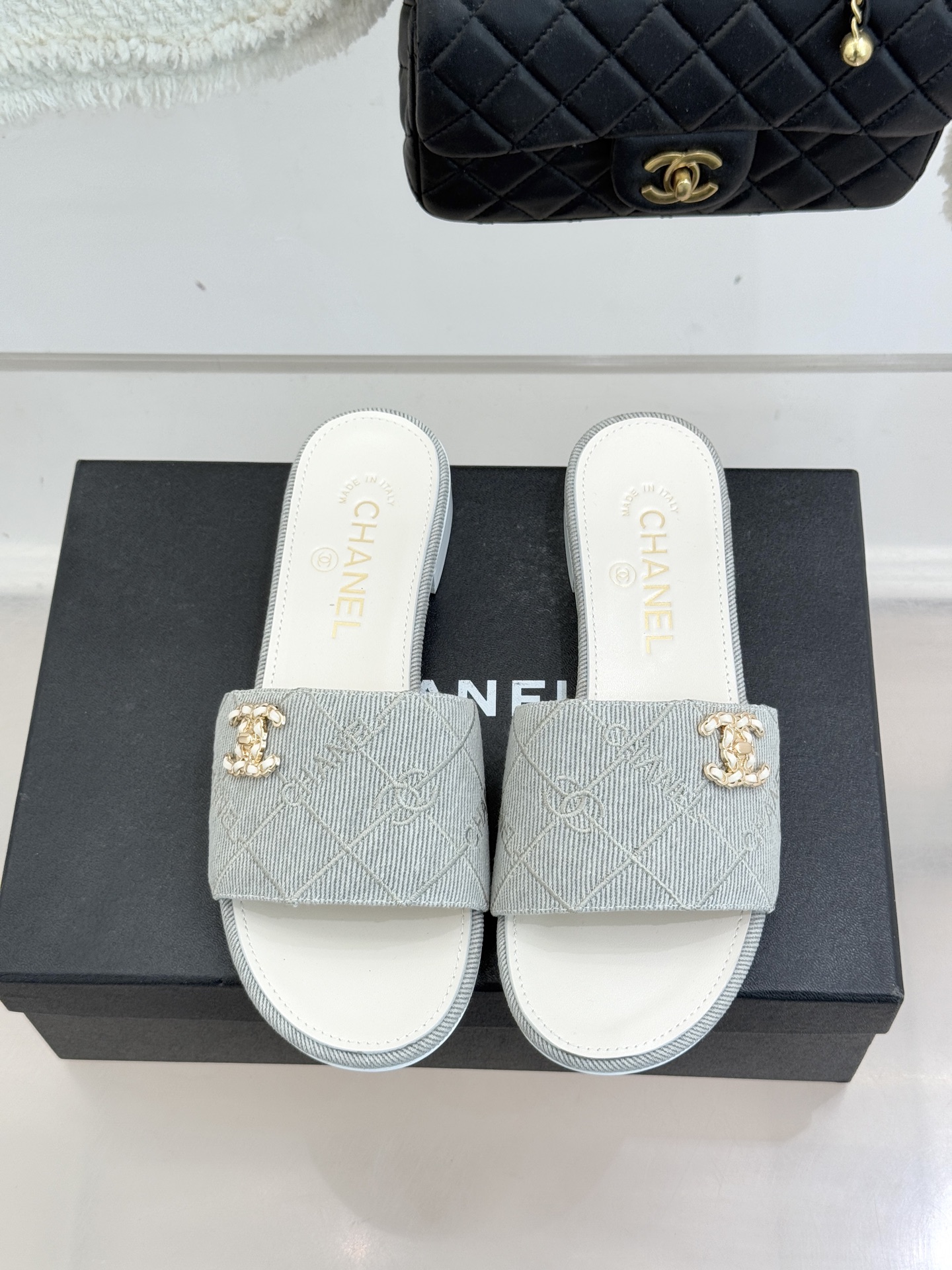 CHANE*｜小香经典链条双C菱格牛仔拖鞋将丹宁随性与高定优雅完美融合。水洗牛仔布搭配经典菱格绗缝金属链