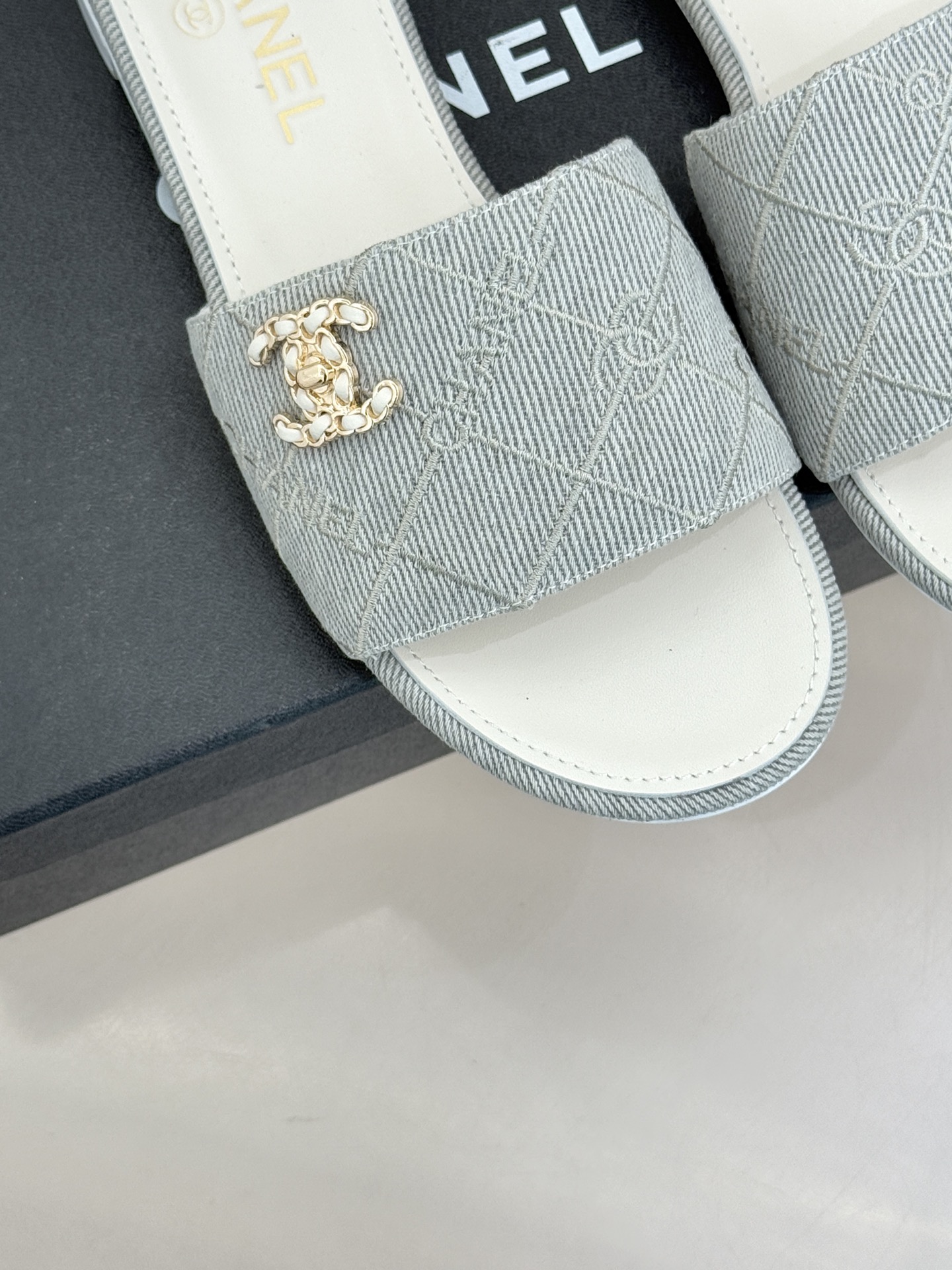 CHANE*｜小香经典链条双C菱格牛仔拖鞋将丹宁随性与高定优雅完美融合。水洗牛仔布搭配经典菱格绗缝金属链