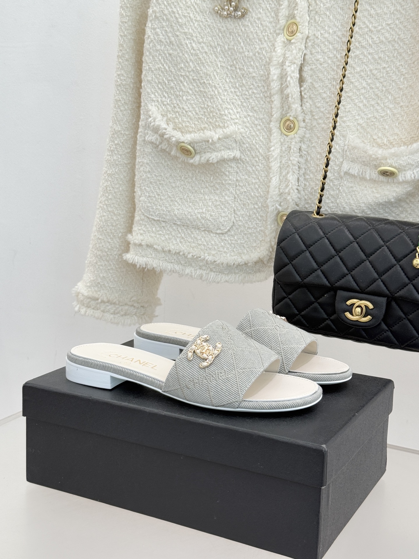 CHANE*｜小香经典链条双C菱格牛仔拖鞋将丹宁随性与高定优雅完美融合。水洗牛仔布搭配经典菱格绗缝金属链