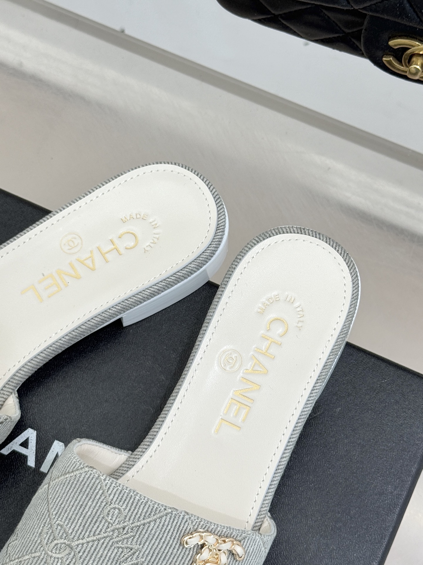 CHANE*｜小香经典链条双C菱格牛仔拖鞋将丹宁随性与高定优雅完美融合。水洗牛仔布搭配经典菱格绗缝金属链