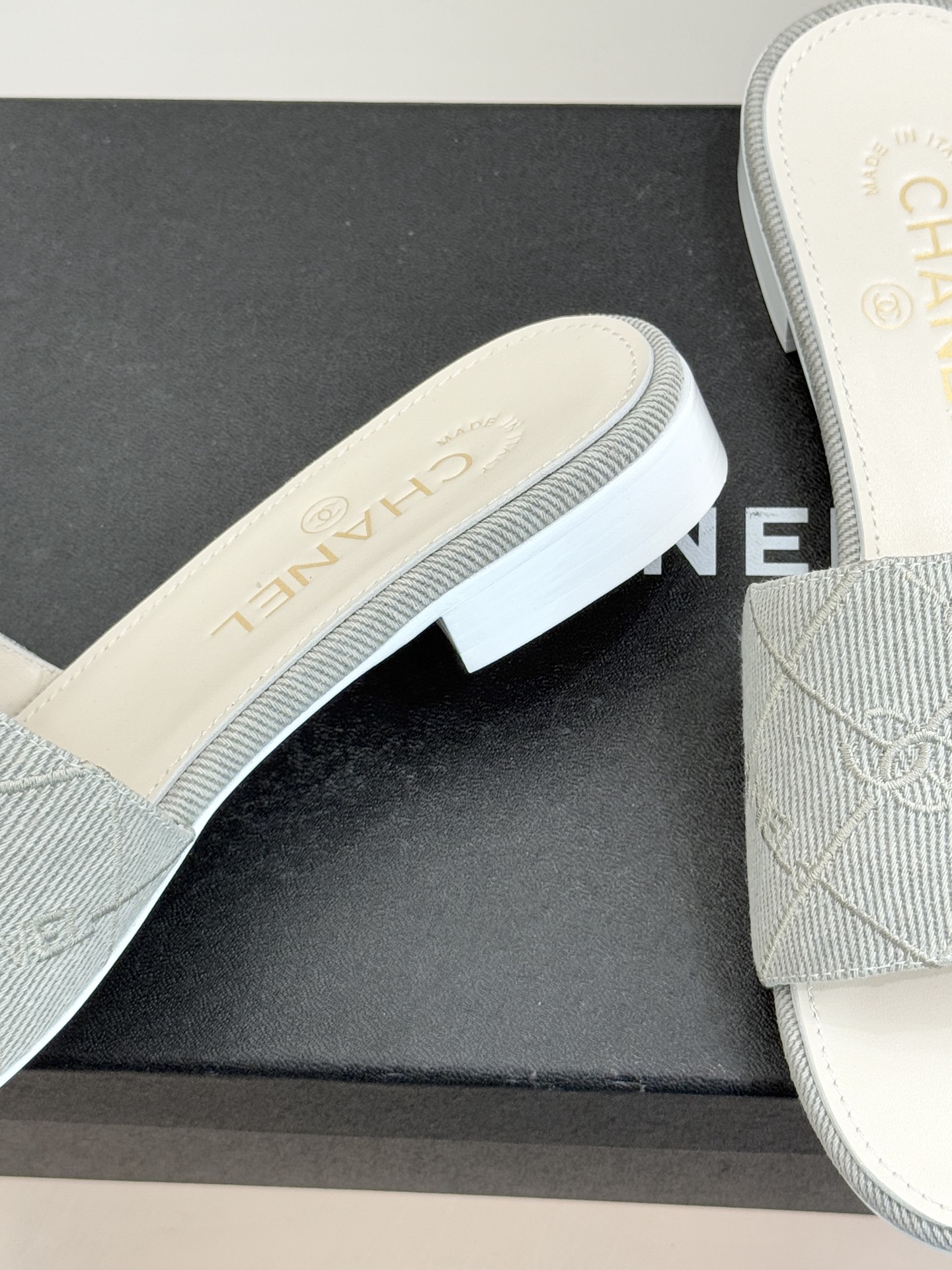 CHANE*｜小香经典链条双C菱格牛仔拖鞋将丹宁随性与高定优雅完美融合。水洗牛仔布搭配经典菱格绗缝金属链