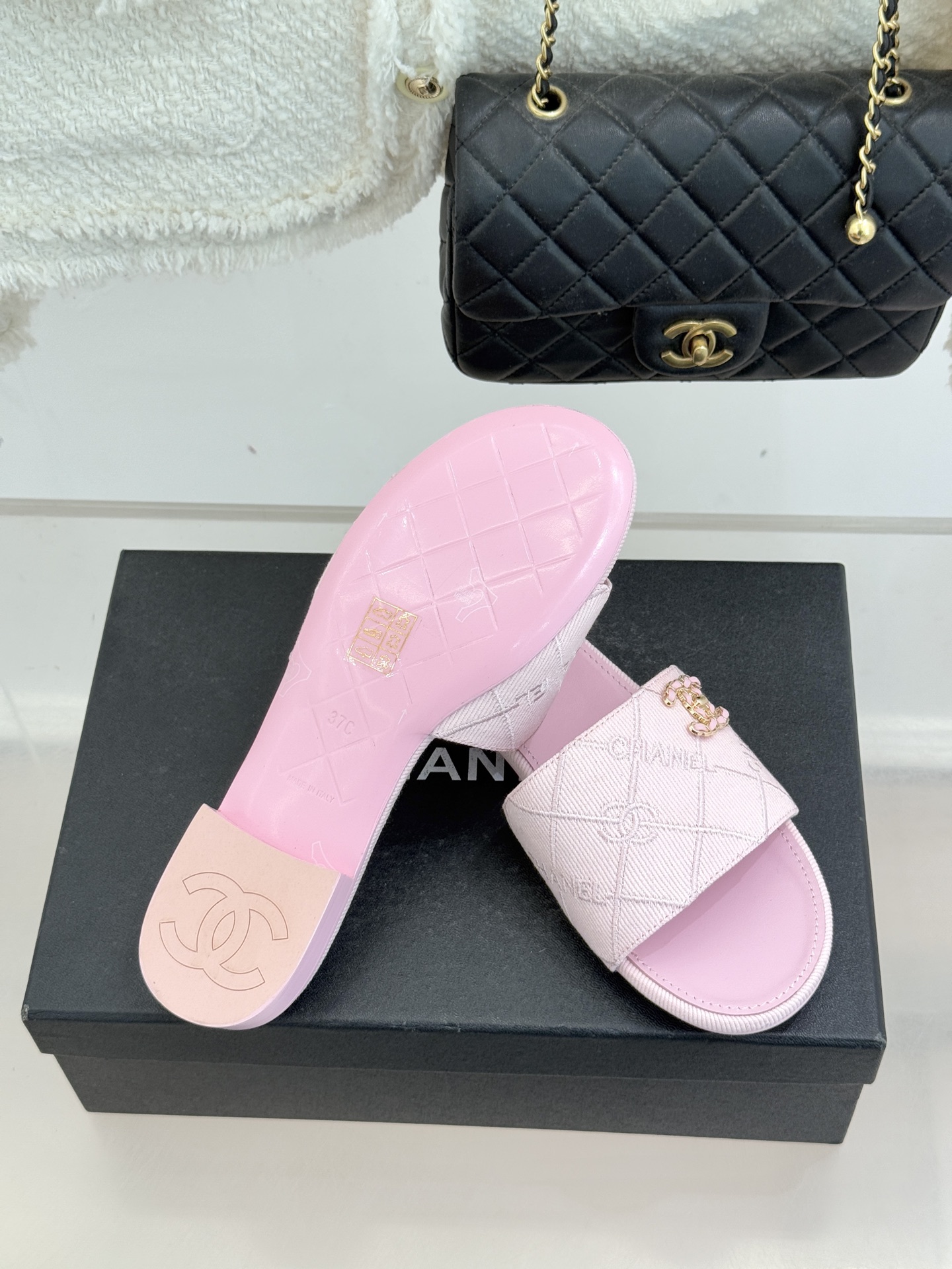 CHANE*｜小香经典链条双C菱格牛仔拖鞋将丹宁随性与高定优雅完美融合。水洗牛仔布搭配经典菱格绗缝金属链