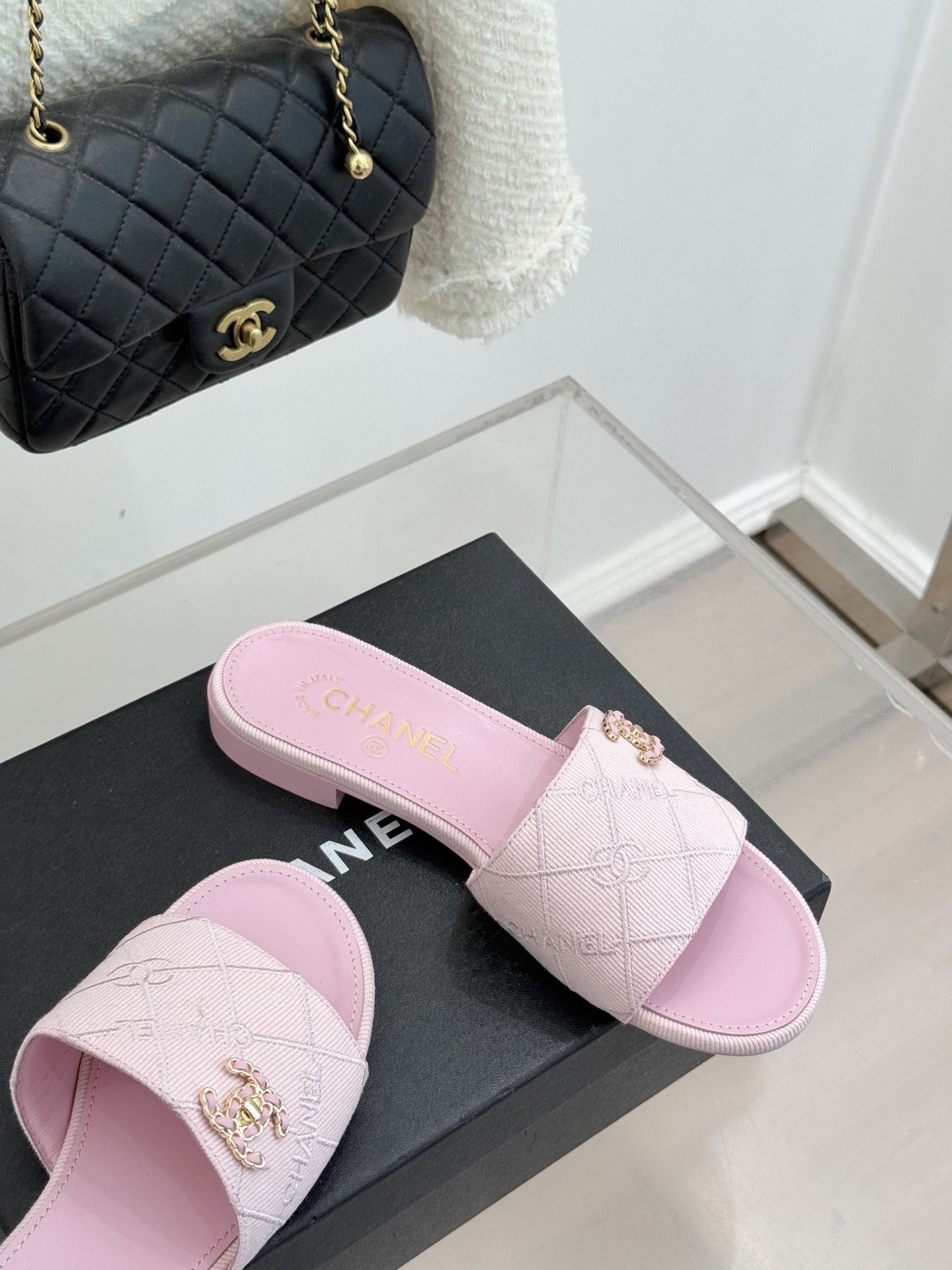 CHANE*｜小香经典链条双C菱格牛仔拖鞋将丹宁随性与高定优雅完美融合。水洗牛仔布搭配经典菱格绗缝金属链