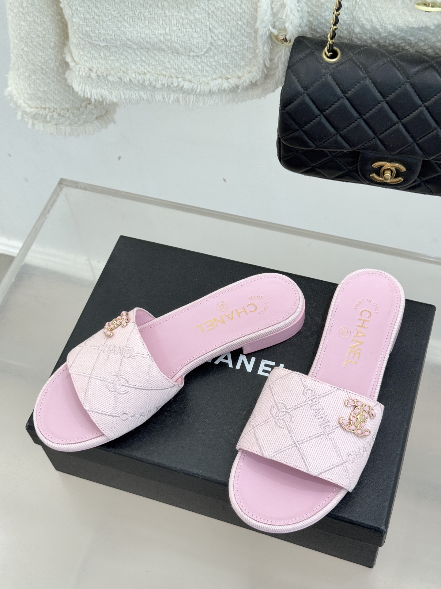 CHANE*｜小香经典链条双C菱格牛仔拖鞋将丹宁随性与高定优雅完美融合。水洗牛仔布搭配经典菱格绗缝金属链