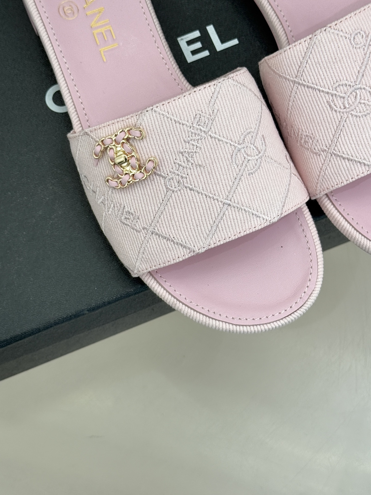 CHANE*｜小香经典链条双C菱格牛仔拖鞋将丹宁随性与高定优雅完美融合。水洗牛仔布搭配经典菱格绗缝金属链