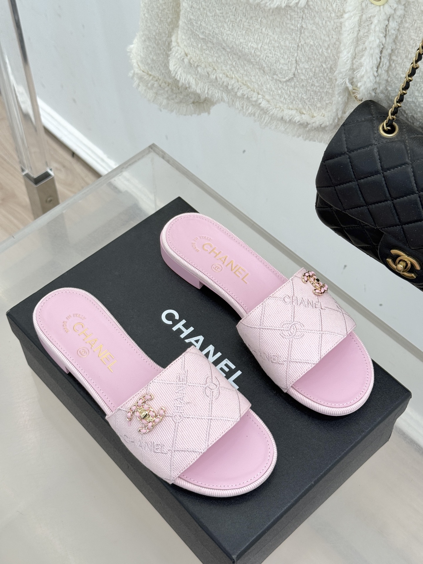 CHANE*｜小香经典链条双C菱格牛仔拖鞋将丹宁随性与高定优雅完美融合。水洗牛仔布搭配经典菱格绗缝金属链